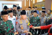 Kapolri Dan Panglima Tni Hadiri Safari Ramadhan Di Polda Lampung Teropongistana.com Lampung - Kapolri Jenderal Listyo Sigit Prabowo Dan Panglima Tni Jenderal Agus Subiyanto Menghadiri Acara Safari Ramadhan Di Polda Lampung, Rabu (26/3/2025). Kapolri Dan Panglima Bersilaturahmi Dengan Seluruh Ulama, Tokoh Agama, Tokoh Masyarakat Hingga Unsur Forkopimda Dalam Kegiatan Tersebut. Dalam Kesempatan Itu Diserahkan Juga Santunan Dari Kapolri Kepada Anak Yatim-Piatu. Terkait Kegiatan Safari Ramadhan, Sigit Sebelumnya Menuturkan Bahwa, Acara Ini Merupakan Ajang Untuk Terus Menjalin Silaturahmi Dan Semakin Menguatkan Sinergisitas Antara Tni, Polri, Ulama, Tokoh Agama, Tokoh Masyarakat Dan Seluruh Unsur Elemen Lainnya. Selain Itu, Kata Sigit, Kegiatan Ini Juga Bersamaan Dengan Momentum Bulan Suci Ramadhan Serta Menyambut Hari Raya Idul Fitri Atau Lebaran. Dengan Terwujudnya Sinergisitas, Sigit Menyebut, Akan Menciptakan Situasi Kamtibmas Yang Aman, Lancar Dan Damai. &Quot;Kita Harapkan Dengan Sinergisitas Yang Ada Kegiatan Semua Berjalan Aman, Lancar Dan Tertib Demikian Pula Dengan Sinergitas Yang Ada Kita Harapkan Stabilitas Kamtibmas Politik, Keamanan Tetap Terjaga,&Quot; Ujar Sigit. Tentunya, Dikatakan Sigit, Hal Ini Bisa Mendorong Terwujudnya Program Pemerintah, Dalam Hal Ini Asta Cita. Dan Juga Program Yang Dihubungkan Antara Pusat Dan Daerah Untuk Kepentingan Dan Kesejahteraan Masyarakat. &Quot;Mudah-Mudahan Kegiatan Ini Bisa Terjaga Dan Berlanjut Untuk Kebaikan Bagi Kita Semua Khususnya Masyarakat Dan Terus Mendukung Kami Untuk Bisa Menjaga Stabilitas Kamtibmas Dan Tentunya Ini Yang Menjadi Harapan Kita Semua,&Quot; Tutup Sigit.