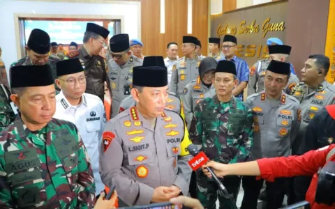 Kapolri dan Panglima TNI Hadiri Safari Ramadhan di Polda Lampung Teropongistana.com LAMPUNG - Kapolri Jenderal Listyo Sigit Prabowo dan Panglima TNI Jenderal Agus Subiyanto menghadiri acara Safari Ramadhan di Polda Lampung, Rabu (26/3/2025). Kapolri dan Panglima bersilaturahmi dengan seluruh Ulama, tokoh agama, tokoh masyarakat hingga unsur Forkopimda dalam kegiatan tersebut. Dalam kesempatan itu diserahkan juga santunan dari Kapolri kepada anak yatim-piatu. Terkait kegiatan Safari Ramadhan, Sigit sebelumnya menuturkan bahwa, acara ini merupakan ajang untuk terus menjalin silaturahmi dan semakin menguatkan sinergisitas antara TNI, Polri, Ulama, tokoh agama, tokoh masyarakat dan seluruh unsur elemen lainnya. Selain itu, kata Sigit, kegiatan ini juga bersamaan dengan momentum Bulan Suci Ramadhan serta menyambut Hari Raya Idul Fitri atau Lebaran. Dengan terwujudnya sinergisitas, Sigit menyebut, akan menciptakan situasi kamtibmas yang aman, lancar dan damai. "Kita harapkan dengan sinergisitas yang ada kegiatan semua berjalan aman, lancar dan tertib demikian pula dengan sinergitas yang ada kita harapkan stabilitas kamtibmas politik, keamanan tetap terjaga," ujar Sigit. Tentunya, dikatakan Sigit, hal ini bisa mendorong terwujudnya program Pemerintah, dalam hal ini Asta Cita. Dan juga program yang dihubungkan antara pusat dan daerah untuk kepentingan dan kesejahteraan masyarakat. "Mudah-mudahan kegiatan ini bisa terjaga dan berlanjut untuk kebaikan bagi kita semua khususnya masyarakat dan terus mendukung kami untuk bisa menjaga stabilitas kamtibmas dan tentunya ini yang menjadi harapan kita semua," tutup Sigit.