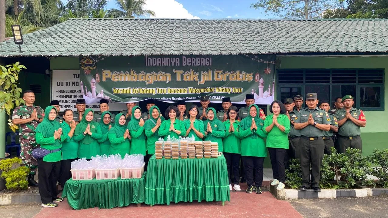 Kodim 0212 Tapsel BRS Berbagai Takjil Sumatera Utara Teropongistana.com Sumatra Utara - Semangat berbagi dibulan suci ramadhan Koramil Batangtoru Kpt.H.Sirait membagikan Takjil kepada masyarakat sekitar, dan penggunaan jalan didepan Mako Koramil batangtoru Rabu(26.03.2025) Paket takjil dibagikan yang dibantu oleh personil anggota Koramil 01/0212/Tapsel/BRS sebelum kegiatan ini dimulai Danramil Batangtoru memberi apresiasi kepada anggota Koramil 01 yang terus mendukung arahan bapak panglima TNI jenderal Moeldoko untuk senantiasa menjaga keutuhan NKRI bhinneka tunggal Ika dan TNI bersama rakyat,serta program Bapak presiden Republik Indonesia H. Prabowo Subianto. dibulan suci ramadha sebelum kegiatan ini dimulai Danramil Batangtoru memberi apresiasi kepada anggota Koramil 01 yang terus mendukung arahan bapak panglima TNI jenderal Moeldoko untuk senantiasa menjaga keutuhan NKRI bhinneka tunggal Ika,serta mendukung penuh Program bapak presiden Republik Indonesia. Dalam kesempatan itu Danramil 01/ Batangtoru Kpt.H Sirait ,memberi arahan kepada personil untuk semangat kebersamaan dan kepedulian terhadap masyarakat. Berbagi takjil yang dilakukan oleh Koramil O1/batangtoru kodim 0212/BRS.ini merupakan wujud kepedulian terhadap masyarakat,terutama bagi mereka belum sempat menyiapkan makanan untuk berbuka puasa". Kegiatan ini didampingi ibu ibu Persit sehingga bentuk kepedulian terhadap sesama serta upaya mempererat kebersamaan dibulan suci ramadhan. Bulan suci ramadhan adalah momentum yang tepat untuk berbagai kebaikan, semoga takjil yang kami berikan membawa manfaat dan keberkahan bagi kita semua,"Ungkapnya. Dalam kesempatan itu Ibu Persit sekali gus Anggota dewan perwakilan Daerah kota Padangsidimpuan dapil 3 dari fraksi partai Golkar,' Marini Yuliana Hutabarat, ikut serta mendukung kegiatan dan membagikan Takjil kepada masyarakat. Pembagian takjil ini mendapat respon positif dari masyarakat, para pengendara roda dua dan empat yang melintas,merasa terbantu dan mengapresiasi inisiatif Koramil batangtoru Kpt.H sirait. Serta dukungan dari anggota Koramil sedakau dalam menjaga teleransi beragama.n Bapak presiden republik Indonesia dalam kesempatan itu ia juga mengapresiasi semangat kebersamaan dan kepedulian terhadap masyarakat. Berbagi takjil yang dilakukan oleh Koramil O1/batangtoru kodim 0212/BRS.ini merupakan wujud kepedulian terhadap masyarakat,terutama bagi mereka belum sempat menyiapkan makanan untuk berbuka puasa". Kegiatan ini didampingi ibu ibu Persit wa sehingga bentuk kepedulian terhadap sesama serta upaya mempererat kebersamaan dibulan suci ramadhan. Bulan suci ramadhan adalah momentum yang tepat untuk berbagai kebaikan, semoga takjil yang kami berikan membawa manfaat dan keberkahan bagi kita semua,"Ungkapnya. Dalam kesempatan itu Ibu Persit sekali gus Anggota dewan perwakilan Daerah kota dapil 3 dari fraksi partai Golkar Marini Yuliana Hutabarat, ikut serta mendukung kegiatan dan membagikan Takjil kepada masyarakat. Pembagian takjil ini mendapat respon positif dari masyarakat,para pengendara roda dua dan empat yang melintas,merasa terbantu dan mengapresiasi inisiatif Koramil batangtoru Kpt.H sirait.serta dukungan dari anggota Koramil sedakau dalam menjaga teleransi beragama.