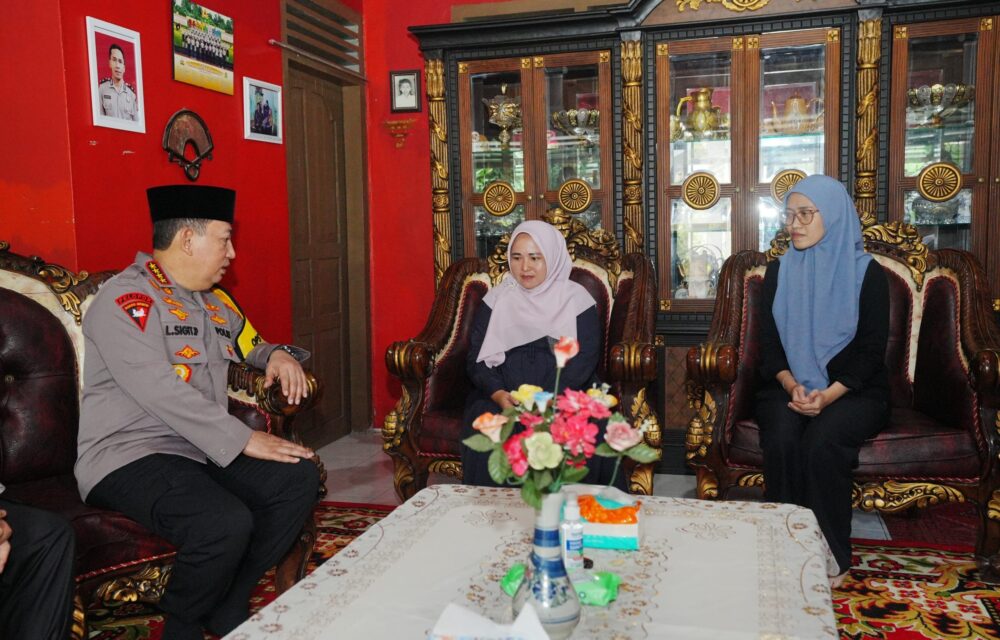 Momen Hangat Kapolri Kunjungi Keluarga Akp Anm Lusiyanto, Ungkap Dukacita Mendalam Teropongistana.com Sumatera - Kapolri Jenderal Listyo Sigit Prabowo Mengunjungi Keluarga Akp (Anumerta) Lusiyanto Di Kabupaten Oku Timur, Sumatera Selatan (Sumsel). Dalam Pertemuan Yang Berlangsung Hangat Itu, Kapolri Menyampaikan Dukacita Mendalam Kepada Istri Dan Anak Akp Lusiyanto. Kapolri Tiba Di Lokasi Disambut Oleh Keluarga Korban. Kapolri Yang Didampingi Oleh Gubernur Sumsel Herman Deru Langsung Menyalami Istri Dan Anak Akp Lusiyanto. Kapolri Kemudian Duduk Dan Menyampaikan Belasungkawa Atas Kejadian Yang Menimpa Keluarga Korban. Kapolri Juga Meminta Maaf Lantaran Baru Bisa Datang Ke Rumah Duka Pada Hari Ini. &Quot;Saya Mewakili Institusi Menyampaikan Dukacita Yang Mendalam, Mohon Maaf Saya Baru Bisa Datang Hari Ini. Beberapa Waktu Lalu Saya Sudah Sempat Memutuskan, Mudah-Mudahan Bertemu,&Quot; Kata Kapolri, Kamis (27/3/2025). Selain Itu, Kapolri Menyampaikan Salam Dan Dukacita Mendalam Dari Panglima Tni Jenderal Agus Subiyanto. Menurut Kapolri, Panglima Tni Siap Menindak Tegas Oknum Tni Yang Menembak Korban. &Quot;Beliau Menyampaikan Pesan Terkait Dengan Kejadian Yang Ada Beliau Berjanji Memproses Secara Tegas, Yang Jelas Bagi Kami Apapun Yang Terjadi Bu Lusiyanto Putri Tetap Menjadi Keluarga Besar Kita,&Quot; Kata Kapolri. Setelah Itu, Istri Akp Lusiyanto Menyampaikan Harapannya Kepada Kapolri. Dia Ingin Pelaku Dihukum Seberat-Beratnya. Turut Hadir Dalam Pertemuan Kapolda Lampung Irjen Helmy Santika, Kapolda Sumsel Irjen Andi Rian Djajadi Hingga As Sdm Kapolri Irjen Anwar.