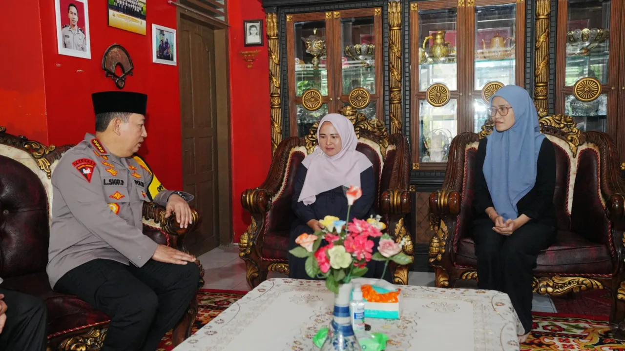 Momen Hangat Kapolri Kunjungi Keluarga AKP Anm Lusiyanto, Ungkap Dukacita Mendalam Teropongistana.com Sumatera - Kapolri Jenderal Listyo Sigit Prabowo mengunjungi keluarga AKP (Anumerta) Lusiyanto di Kabupaten Oku Timur, Sumatera Selatan (Sumsel). Dalam pertemuan yang berlangsung hangat itu, Kapolri menyampaikan dukacita mendalam kepada istri dan anak AKP Lusiyanto. Kapolri tiba di lokasi disambut oleh keluarga korban. Kapolri yang didampingi oleh Gubernur Sumsel Herman Deru langsung menyalami istri dan anak AKP Lusiyanto. Kapolri kemudian duduk dan menyampaikan belasungkawa atas kejadian yang menimpa keluarga korban. Kapolri juga meminta maaf lantaran baru bisa datang ke rumah duka pada hari ini. "Saya mewakili institusi menyampaikan dukacita yang mendalam, mohon maaf saya baru bisa datang hari ini. Beberapa waktu lalu saya sudah sempat memutuskan, mudah-mudahan bertemu," kata Kapolri, Kamis (27/3/2025). Selain itu, Kapolri menyampaikan salam dan dukacita mendalam dari Panglima TNI Jenderal Agus Subiyanto. Menurut Kapolri, Panglima TNI siap menindak tegas oknum TNI yang menembak korban. "Beliau menyampaikan pesan terkait dengan kejadian yang ada beliau berjanji memproses secara tegas, yang jelas bagi kami apapun yang terjadi Bu Lusiyanto putri tetap menjadi keluarga besar kita," kata Kapolri. Setelah itu, istri AKP Lusiyanto menyampaikan harapannya kepada Kapolri. Dia ingin pelaku dihukum seberat-beratnya. Turut hadir dalam pertemuan Kapolda Lampung Irjen Helmy Santika, Kapolda Sumsel Irjen Andi Rian Djajadi hingga As SDM Kapolri Irjen Anwar.