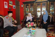 Momen Hangat Kapolri Kunjungi Keluarga Akp Anm Lusiyanto, Ungkap Dukacita Mendalam Teropongistana.com Sumatera - Kapolri Jenderal Listyo Sigit Prabowo Mengunjungi Keluarga Akp (Anumerta) Lusiyanto Di Kabupaten Oku Timur, Sumatera Selatan (Sumsel). Dalam Pertemuan Yang Berlangsung Hangat Itu, Kapolri Menyampaikan Dukacita Mendalam Kepada Istri Dan Anak Akp Lusiyanto. Kapolri Tiba Di Lokasi Disambut Oleh Keluarga Korban. Kapolri Yang Didampingi Oleh Gubernur Sumsel Herman Deru Langsung Menyalami Istri Dan Anak Akp Lusiyanto. Kapolri Kemudian Duduk Dan Menyampaikan Belasungkawa Atas Kejadian Yang Menimpa Keluarga Korban. Kapolri Juga Meminta Maaf Lantaran Baru Bisa Datang Ke Rumah Duka Pada Hari Ini. &Amp;Quot;Saya Mewakili Institusi Menyampaikan Dukacita Yang Mendalam, Mohon Maaf Saya Baru Bisa Datang Hari Ini. Beberapa Waktu Lalu Saya Sudah Sempat Memutuskan, Mudah-Mudahan Bertemu,&Amp;Quot; Kata Kapolri, Kamis (27/3/2025). Selain Itu, Kapolri Menyampaikan Salam Dan Dukacita Mendalam Dari Panglima Tni Jenderal Agus Subiyanto. Menurut Kapolri, Panglima Tni Siap Menindak Tegas Oknum Tni Yang Menembak Korban. &Amp;Quot;Beliau Menyampaikan Pesan Terkait Dengan Kejadian Yang Ada Beliau Berjanji Memproses Secara Tegas, Yang Jelas Bagi Kami Apapun Yang Terjadi Bu Lusiyanto Putri Tetap Menjadi Keluarga Besar Kita,&Amp;Quot; Kata Kapolri. Setelah Itu, Istri Akp Lusiyanto Menyampaikan Harapannya Kepada Kapolri. Dia Ingin Pelaku Dihukum Seberat-Beratnya. Turut Hadir Dalam Pertemuan Kapolda Lampung Irjen Helmy Santika, Kapolda Sumsel Irjen Andi Rian Djajadi Hingga As Sdm Kapolri Irjen Anwar.