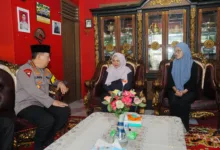 Momen Hangat Kapolri Kunjungi Keluarga AKP Anm Lusiyanto, Ungkap Dukacita Mendalam Teropongistana.com Sumatera - Kapolri Jenderal Listyo Sigit Prabowo mengunjungi keluarga AKP (Anumerta) Lusiyanto di Kabupaten Oku Timur, Sumatera Selatan (Sumsel). Dalam pertemuan yang berlangsung hangat itu, Kapolri menyampaikan dukacita mendalam kepada istri dan anak AKP Lusiyanto. Kapolri tiba di lokasi disambut oleh keluarga korban. Kapolri yang didampingi oleh Gubernur Sumsel Herman Deru langsung menyalami istri dan anak AKP Lusiyanto. Kapolri kemudian duduk dan menyampaikan belasungkawa atas kejadian yang menimpa keluarga korban. Kapolri juga meminta maaf lantaran baru bisa datang ke rumah duka pada hari ini. "Saya mewakili institusi menyampaikan dukacita yang mendalam, mohon maaf saya baru bisa datang hari ini. Beberapa waktu lalu saya sudah sempat memutuskan, mudah-mudahan bertemu," kata Kapolri, Kamis (27/3/2025). Selain itu, Kapolri menyampaikan salam dan dukacita mendalam dari Panglima TNI Jenderal Agus Subiyanto. Menurut Kapolri, Panglima TNI siap menindak tegas oknum TNI yang menembak korban. "Beliau menyampaikan pesan terkait dengan kejadian yang ada beliau berjanji memproses secara tegas, yang jelas bagi kami apapun yang terjadi Bu Lusiyanto putri tetap menjadi keluarga besar kita," kata Kapolri. Setelah itu, istri AKP Lusiyanto menyampaikan harapannya kepada Kapolri. Dia ingin pelaku dihukum seberat-beratnya. Turut hadir dalam pertemuan Kapolda Lampung Irjen Helmy Santika, Kapolda Sumsel Irjen Andi Rian Djajadi hingga As SDM Kapolri Irjen Anwar.