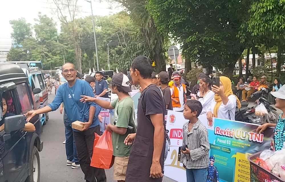 Gerak 08 Sumatra Utara Dukung Uu Tni, Tentara Nasional Indonesia Bersama Rakyat Teropongistana.com Jakarta - Pasca Pengesahan Rancangan Undang-Undang (Ruu) Perubahan No. 34 Tahun 2004, Tentang Tentara Nasional Indonesia, Khususnya Pada Pasal 7, Pasal 47 Dan Pasal 53, Menjadi Undang-Undang, Adalah Sebuah Keniscayaan Terbangunnya Profesionalisme Tni Kedepan. Dpd Gerak 08 Sumatera Utara, Memandang Momentum Berharga Ini Harus Dijadikan Konsolidasi Menyeluruh Dengan Segenap Elemen Rakyat, Sebagai Stimulus Mewujudkan Asta Cita Menuju Indonesia Emas 2045, Yang Menjadi Visi-Misi Pemerintahan Prabowo-Gibran. Gerak 08 Secara Nasional Sebagai Sebuah Entitas Organisasi Masyarakat Sipil, Dalam Agenda Politik Organisasinya Akan Menjadi Sebuah Anti Tesis Dari Gerakan Sekelompok Masyarakat Yang Dengan Sengaja Mengusung Isu &Quot;Indonesia Gelap&Quot; Tanpa Sebuah Landasan Berpikir Dan Bertindak Yang Obyektif. Bahwa, Keberanian Dan Ketegasan Sikap Yang Ditunjukkan Prabowo Dalam Menjalankan Kebijakan Pro Rakyat, Serta Tanpa Tedeng Aling-Aling Memberangus Praktek Korupsi Disemua Birokrasi, Patut Kita Dukung Dan Apresiasi Sepenuhnya, Apapun Resikonya. Demikian Disampaikan Torop Sihombing, Ketua Dpd Gerak 08 Sumatera Utara. Lebih Lanjut, Torop Sihombing Mengatakan, Bahwa Ada Semacam Keraguan Melihat Fenomena Penolakan Uu Tni Yang Dimobilisasi Oleh Segelintir Pihak Untuk Mengelabui Kesadaran Kritis Publik Dari Serangkaian Kebijakan Yang Sedang Dijalankan Prabowo, Sehingga Kita Patut Mengawal Agenda Besar Dan Mulia Prabowo Ini. Sekretaris Dpd Gerak 08 Sumatera Utara, Ferry Simarmata, Menimpali, Bahwa Langkah Konkrit Yang Saat Ini Sedang Dilakukan Adalah Mendekatkan Semangat Profesionalisma Dan Perjuangan Tni Bersama Rakyat Dalam Bentuk Sinergisitas Program. Ferry Simarmata, Menambahkan Untuk Mendekatkan Sinergisitas Tni Bersama Rakyat, Dpd Gerak 08 Sumatera Utara, Melakukan Aktivitas Sosialnya Dalam Bentuk Berbagi Takjil Kepada Masyarakat. Aksi Bagi Takjil Ini Dilakukan Di Jalan Merdeka (Depan Bri) Pematangsiantar, Pada Kamis, 27 Maret 2025, Dimulai Sejak Pukul 16.30 Wib. Dimana, Pembagian Takjil Ini Diberikan Kepada Para Pengguna Jalan, Baik Yang Berkendara Maupun Masyarakat Yang Berjalan Kaki. Masyarakat Disekitar Lokasi, Sangat Berterimakasih Dengan Aksi Bagi Takjil Ini, Serta Mendukung Sepenuhnya Uu Tni Yang Baru Disyahkan, Dengan Harapan Semoga Tni Lebih Profesional.