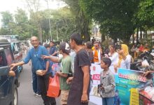 Gerak 08 Sumatra Utara Dukung Uu Tni, Tentara Nasional Indonesia Bersama Rakyat Teropongistana.com Jakarta - Pasca Pengesahan Rancangan Undang-Undang (Ruu) Perubahan No. 34 Tahun 2004, Tentang Tentara Nasional Indonesia, Khususnya Pada Pasal 7, Pasal 47 Dan Pasal 53, Menjadi Undang-Undang, Adalah Sebuah Keniscayaan Terbangunnya Profesionalisme Tni Kedepan. Dpd Gerak 08 Sumatera Utara, Memandang Momentum Berharga Ini Harus Dijadikan Konsolidasi Menyeluruh Dengan Segenap Elemen Rakyat, Sebagai Stimulus Mewujudkan Asta Cita Menuju Indonesia Emas 2045, Yang Menjadi Visi-Misi Pemerintahan Prabowo-Gibran. Gerak 08 Secara Nasional Sebagai Sebuah Entitas Organisasi Masyarakat Sipil, Dalam Agenda Politik Organisasinya Akan Menjadi Sebuah Anti Tesis Dari Gerakan Sekelompok Masyarakat Yang Dengan Sengaja Mengusung Isu &Quot;Indonesia Gelap&Quot; Tanpa Sebuah Landasan Berpikir Dan Bertindak Yang Obyektif. Bahwa, Keberanian Dan Ketegasan Sikap Yang Ditunjukkan Prabowo Dalam Menjalankan Kebijakan Pro Rakyat, Serta Tanpa Tedeng Aling-Aling Memberangus Praktek Korupsi Disemua Birokrasi, Patut Kita Dukung Dan Apresiasi Sepenuhnya, Apapun Resikonya. Demikian Disampaikan Torop Sihombing, Ketua Dpd Gerak 08 Sumatera Utara. Lebih Lanjut, Torop Sihombing Mengatakan, Bahwa Ada Semacam Keraguan Melihat Fenomena Penolakan Uu Tni Yang Dimobilisasi Oleh Segelintir Pihak Untuk Mengelabui Kesadaran Kritis Publik Dari Serangkaian Kebijakan Yang Sedang Dijalankan Prabowo, Sehingga Kita Patut Mengawal Agenda Besar Dan Mulia Prabowo Ini. Sekretaris Dpd Gerak 08 Sumatera Utara, Ferry Simarmata, Menimpali, Bahwa Langkah Konkrit Yang Saat Ini Sedang Dilakukan Adalah Mendekatkan Semangat Profesionalisma Dan Perjuangan Tni Bersama Rakyat Dalam Bentuk Sinergisitas Program. Ferry Simarmata, Menambahkan Untuk Mendekatkan Sinergisitas Tni Bersama Rakyat, Dpd Gerak 08 Sumatera Utara, Melakukan Aktivitas Sosialnya Dalam Bentuk Berbagi Takjil Kepada Masyarakat. Aksi Bagi Takjil Ini Dilakukan Di Jalan Merdeka (Depan Bri) Pematangsiantar, Pada Kamis, 27 Maret 2025, Dimulai Sejak Pukul 16.30 Wib. Dimana, Pembagian Takjil Ini Diberikan Kepada Para Pengguna Jalan, Baik Yang Berkendara Maupun Masyarakat Yang Berjalan Kaki. Masyarakat Disekitar Lokasi, Sangat Berterimakasih Dengan Aksi Bagi Takjil Ini, Serta Mendukung Sepenuhnya Uu Tni Yang Baru Disyahkan, Dengan Harapan Semoga Tni Lebih Profesional.