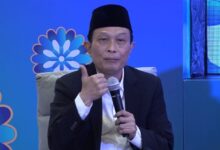 Kementerian Agama Terus Perkuat Kajian Integrasi Islam Dan Sains, Terutama Dalam Bidang Kedokteran Dan Kesehatan Teropongistana.com Jakarta - Kementerian Agama Republik Indonesia Melalui Direktorat Pendidikan Tinggi Keagamaan Islam Terus Memperkuat Kajian Terkait Integrasi Islam Dan Sains Menuju Paradigma Yang Holistik Sebagai Ciri Khas Perguruan Tinggi Keagamaan Islam. Melalui Public Discussion Series Ikrar Ptki Seri Ke-8, Yang Digelar Kamis (27/3/2025) Secara Khusus Direktorat Ptki Bersama Para Narasumber Secara Khusus Membincang Integrasi Ilmu Kedokteran, Kesehatan Masyarakat Dan Nilai-Nilai Keislaman Ke Dalam Kurikulum Kedokteran Dan Kesehatan Di Lingkungan Ptki. Direktur Pendidikan Tinggi Keagamaan Islam, Prof. Dr. Phil. Sahiron, M.a Mengatakan, Integrasi Islam Dan Sains, Terutama Dalam Konteks Kedokteran Dan Kesehatan Masyarakat Menjadi Perhatian Serius Direktorat Ptki Terutama Dalam Memperkuat Distingsi Antara Kedokteran Ptki Dengan Ptu. &Quot;Memang Di Ptki Ini, Pada Fakultas Kedokteran Dan Kesehatan Ada Mata Kuliah Terkait Kajian Al-Qur'An, Hadis, Ada Pula Thibbun Nabawi, Tetapi Bagaimana Relevansinya Dengan Perkembangan Tren Kedokteran Dan Kesehatan Saat Ini? Terutama Untuk Menjawab Pertanyaan Mendasar, Apa Perbedaannya Di Ptki Dengan Ptu? Ini Pertanyaan Mendasar Yang Harus Dijawab Dan Dicarikan Solusi.&Quot; Tutur Prof Sahiron. Lebih Lanjut, Guru Besar Uin Sunan Kalijaga Yohyakarta Ini Menegaskan, Pentingnya Tetap Menjaga Dan Memperkuat Materi Keislaman Pada Fakultas Kedokteran Dan Kesehatan, Tetapi Di Sisi Lain Tidak Menambah Bebean Matakuliah Bagi Mahasiswa. Untuk Itu Pihaknya Mendorong Pentingnya Untuk Terus Mengkaji Model Integrasi Islam Dan Sains Pada Konteks Ini, Baik Dari Sisi Kebijakan Maupun Dari Sisis Epistimologi. &Quot;Satu Sisi, Ada Tradisi Kedokteran Modern, Tetapi Di Sisi Lain Ada Tradisi Kedokteran Dalam Tradisi Keilmuan Klasik. Misalnya Ada Beberapa Tokoh Dan Ahli Kedokteran Muslim, Beberapa Di Atantara Karya Dalam Bidang Kedokteran Seperti Al-Qonun Fi Al-Thibb Karya Ibnu Sina, Kemudian Arrohmah Fi Thibb Wa Al-Hikmah Karya Jalaluddin Assyuyuthi. Nah, Ini Yang Harus Terus Dikaji Untuk Menemukan Cara Integrasinya,&Quot; Ujar Prof Sahiron. Pelopor Integrasi Heremeneutika Dan Al-Qur'An Ini Menjelaskan, Diantara Tantantangan Yang Harus Dijawab Yakni Bagaimana Mengintegrasikan Tradisi Kedokteran Modern Dengan Sisi Spiritualitas Keagamaan. Hal Ini Lantaran Masih Minimnya Tenaga Pengajar Maupun Dokter Yang Berlatar Belakang Memiliki Pengetahuan Pesantren Dengan Kitab Kuningnya. &Quot;Jadi Yang Kita Butuhkan Ke Depan, Bukan Sekedar Mencetak Dokter Kontemporer, Tetapi Juga Dokter Yang Mampu Menguasai Ilmu Kedokteran Keislaman Melalui Karya-Karya Ulama Klasik. Misalnya, Dalam Kitab Al-Suyuthi, Ada Tekhnik Pengobatan Secara Medis Kontemporer, Tetapi Dikombinasikan Dengan Sisi Spiritualitas, Ini Kan Menarik,&Quot; Paparnya.
