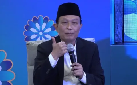 Kementerian Agama Terus Perkuat Kajian Integrasi Islam dan Sains, Terutama dalam Bidang Kedokteran dan Kesehatan Teropongistana.com Jakarta - Kementerian Agama Republik Indonesia melalui Direktorat Pendidikan Tinggi Keagamaan Islam terus memperkuat kajian terkait integrasi Islam dan Sains menuju paradigma yang holistik sebagai ciri khas Perguruan Tinggi Keagamaan Islam. Melalui Public Discussion Series IKRAR PTKI Seri ke-8, yang digelar Kamis (27/3/2025) secara khusus Direktorat PTKI Bersama para narasumber secara khusus membincang integrasi Ilmu Kedokteran, Kesehatan Masyarakat dan Nilai-nilai Keislaman ke dalam Kurikulum Kedokteran dan Kesehatan di lingkungan PTKI. Direktur Pendidikan Tinggi Keagamaan Islam, Prof. Dr. Phil. Sahiron, M.A mengatakan, integrasi Islam dan Sains, terutama dalam konteks kedokteran dan Kesehatan masyarakat menjadi perhatian serius Direktorat PTKI terutama dalam memperkuat distingsi antara kedokteran PTKI dengan PTU. "Memang di PTKI ini, pada Fakultas Kedokteran dan Kesehatan ada mata kuliah terkait kajian Al-Qur'an, Hadis, ada pula Thibbun Nabawi, tetapi bagaimana relevansinya dengan perkembangan tren kedokteran dan Kesehatan saat ini? terutama untuk menjawab pertanyaan mendasar, apa perbedaannya di PTKI dengan PTU? ini pertanyaan mendasar yang harus dijawab dan dicarikan solusi." tutur Prof Sahiron. Lebih lanjut, Guru Besar UIN Sunan Kalijaga Yohyakarta ini menegaskan, pentingnya tetap menjaga dan memperkuat materi Keislaman pada Fakultas Kedokteran dan Kesehatan, tetapi di sisi lain tidak menambah bebean matakuliah bagi mahasiswa. Untuk itu pihaknya mendorong pentingnya untuk terus mengkaji model integrasi Islam dan Sains pada konteks ini, baik dari sisi kebijakan maupun dari sisis epistimologi. "Satu sisi, ada tradisi kedokteran modern, tetapi di sisi lain ada tradisi kedokteran dalam tradisi keilmuan klasik. Misalnya ada beberapa tokoh dan ahli kedokteran muslim, beberapa di atantara karya dalam bidang kedokteran seperti Al-Qonun Fi Al-Thibb karya Ibnu Sina, kemudian Arrohmah fi Thibb wa Al-Hikmah karya Jalaluddin Assyuyuthi. Nah, ini yang harus terus dikaji untuk menemukan cara integrasinya," ujar Prof Sahiron. Pelopor Integrasi Heremeneutika dan Al-Qur'an ini menjelaskan, diantara tantantangan yang harus dijawab yakni bagaimana mengintegrasikan tradisi kedokteran modern dengan sisi spiritualitas keagamaan. Hal ini lantaran masih minimnya tenaga pengajar maupun dokter yang berlatar belakang memiliki pengetahuan pesantren dengan kitab kuningnya. "Jadi yang kita butuhkan ke depan, bukan sekedar mencetak dokter kontemporer, tetapi juga dokter yang mampu menguasai ilmu kedokteran keislaman melalui karya-karya ulama klasik. Misalnya, dalam kitab Al-Suyuthi, ada tekhnik pengobatan secara medis kontemporer, tetapi dikombinasikan dengan sisi spiritualitas, ini kan menarik," paparnya.