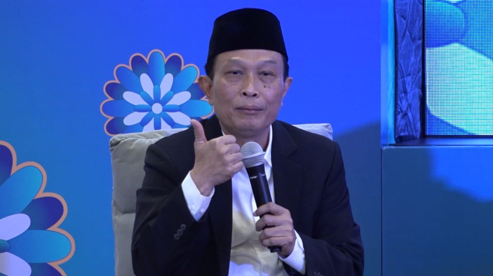 Kementerian Agama Terus Perkuat Kajian Integrasi Islam Dan Sains, Terutama Dalam Bidang Kedokteran Dan Kesehatan Teropongistana.com Jakarta - Kementerian Agama Republik Indonesia Melalui Direktorat Pendidikan Tinggi Keagamaan Islam Terus Memperkuat Kajian Terkait Integrasi Islam Dan Sains Menuju Paradigma Yang Holistik Sebagai Ciri Khas Perguruan Tinggi Keagamaan Islam. Melalui Public Discussion Series Ikrar Ptki Seri Ke-8, Yang Digelar Kamis (27/3/2025) Secara Khusus Direktorat Ptki Bersama Para Narasumber Secara Khusus Membincang Integrasi Ilmu Kedokteran, Kesehatan Masyarakat Dan Nilai-Nilai Keislaman Ke Dalam Kurikulum Kedokteran Dan Kesehatan Di Lingkungan Ptki. Direktur Pendidikan Tinggi Keagamaan Islam, Prof. Dr. Phil. Sahiron, M.a Mengatakan, Integrasi Islam Dan Sains, Terutama Dalam Konteks Kedokteran Dan Kesehatan Masyarakat Menjadi Perhatian Serius Direktorat Ptki Terutama Dalam Memperkuat Distingsi Antara Kedokteran Ptki Dengan Ptu. &Quot;Memang Di Ptki Ini, Pada Fakultas Kedokteran Dan Kesehatan Ada Mata Kuliah Terkait Kajian Al-Qur'An, Hadis, Ada Pula Thibbun Nabawi, Tetapi Bagaimana Relevansinya Dengan Perkembangan Tren Kedokteran Dan Kesehatan Saat Ini? Terutama Untuk Menjawab Pertanyaan Mendasar, Apa Perbedaannya Di Ptki Dengan Ptu? Ini Pertanyaan Mendasar Yang Harus Dijawab Dan Dicarikan Solusi.&Quot; Tutur Prof Sahiron. Lebih Lanjut, Guru Besar Uin Sunan Kalijaga Yohyakarta Ini Menegaskan, Pentingnya Tetap Menjaga Dan Memperkuat Materi Keislaman Pada Fakultas Kedokteran Dan Kesehatan, Tetapi Di Sisi Lain Tidak Menambah Bebean Matakuliah Bagi Mahasiswa. Untuk Itu Pihaknya Mendorong Pentingnya Untuk Terus Mengkaji Model Integrasi Islam Dan Sains Pada Konteks Ini, Baik Dari Sisi Kebijakan Maupun Dari Sisis Epistimologi. &Quot;Satu Sisi, Ada Tradisi Kedokteran Modern, Tetapi Di Sisi Lain Ada Tradisi Kedokteran Dalam Tradisi Keilmuan Klasik. Misalnya Ada Beberapa Tokoh Dan Ahli Kedokteran Muslim, Beberapa Di Atantara Karya Dalam Bidang Kedokteran Seperti Al-Qonun Fi Al-Thibb Karya Ibnu Sina, Kemudian Arrohmah Fi Thibb Wa Al-Hikmah Karya Jalaluddin Assyuyuthi. Nah, Ini Yang Harus Terus Dikaji Untuk Menemukan Cara Integrasinya,&Quot; Ujar Prof Sahiron. Pelopor Integrasi Heremeneutika Dan Al-Qur'An Ini Menjelaskan, Diantara Tantantangan Yang Harus Dijawab Yakni Bagaimana Mengintegrasikan Tradisi Kedokteran Modern Dengan Sisi Spiritualitas Keagamaan. Hal Ini Lantaran Masih Minimnya Tenaga Pengajar Maupun Dokter Yang Berlatar Belakang Memiliki Pengetahuan Pesantren Dengan Kitab Kuningnya. &Quot;Jadi Yang Kita Butuhkan Ke Depan, Bukan Sekedar Mencetak Dokter Kontemporer, Tetapi Juga Dokter Yang Mampu Menguasai Ilmu Kedokteran Keislaman Melalui Karya-Karya Ulama Klasik. Misalnya, Dalam Kitab Al-Suyuthi, Ada Tekhnik Pengobatan Secara Medis Kontemporer, Tetapi Dikombinasikan Dengan Sisi Spiritualitas, Ini Kan Menarik,&Quot; Paparnya.