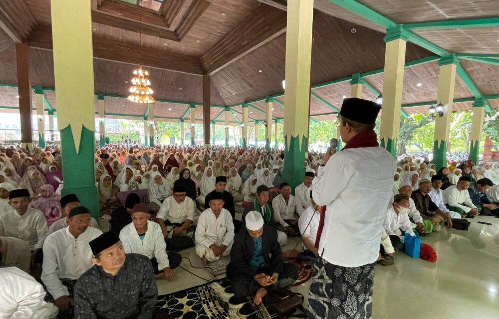 Legislator Pkb Bagikan Ribuan Bingkisan Lebaran Dan Gelar Doa Untuk Bangsa Teropongistana.com Cirebon – Ribuan Jemaah Akar Djati Memadati Bangsal Pagelaran, Keraton Kasepuhan, Cirebon, Jumat (28/3), Dalam Acara Refleksi Akhir Ramadan Yang Digelar Oleh Jamaah Akar Djati Bekerja Sama Dengan Pondok Pesantren Al Mizan Majalengka. Selain Diisi Dengan Doa Dan Tausiyah, Kegiatan Ini Juga Menjadi Momentum Berbagi Kepada Sesama. Sedikitnya Seribu Paket Sembako Dibagikan Kepada Jemaah Dan Warga Yang Membutuhkan. Bantuan Ini Diharapkan Dapat Meringankan Beban Masyarakat Menjelang Idul Fitri Serta Menumbuhkan Semangat Gotong Royong Di Tengah Situasi Ekonomi Yang Penuh Tantangan. Anggota Dpr Ri Dari Fraksi Pkb, Kh Maman Imanulhaq, Yang Juga Merupakan Inisiator Kegiatan, Menyampaikan Bahwa Ramadan Adalah Momen Yang Tepat Untuk Memperkuat Persaudaraan Dan Kepedulian Sosial. Ia Pun Mengajak Seluruh Jemaah Untuk Memanjatkan Doa Agar Bangsa Ini Diberikan Kekuatan Dalam Menghadapi Berbagai Tantangan, Baik Di Bidang Ekonomi Maupun Sosial. “Kita Mengerti Persoalan Yang Dihadapi Negara Kita Tidak Ringan. Oleh Sebabnya Tidak Hanya Mendukung Pemerintah Dari Sektor Kebijakan Saja Namun Juga Menyatukan Segenap Doa Agar Pemimpin Dan Masyarakat Diberikan Kekuatan Untuk Melewati Tantangan Bangsa,” Ujar Kiai Maman Ditemui Usai Acara. Pada Kesempatan Refleksi Itu, Kiai Maman Pula Mengingatkan Pentingnya Menjaga Semangat Kebersamaan Agar Berbagai Permasalahan Bangsa Dapat Dihadapi Dengan Penuh Kebijaksanaan Dan Keteguhan Hati. Kata Wakil Sekretaris Dewan Syuro Dpp Pkb Itu, Persatuan Dan Kedamaian Adalah Kunci Utama Dalam Membangun Bangsa Yang Kuat. Menurutnya, Kondisi Ekonomi Global Yang Tidak Menentu Turut Berdampak Pada Kehidupan Masyarakat, Sehingga Diperlukan Solidaritas Sosial Yang Lebih Kuat. Terakhir Ia Pun Mengajak Semua Pihak Untuk Saling Membantu Dan Bergotong Royong Agar Tidak Ada Yang Merasa Sendirian Dalam Menghadapi Kesulitan. “Dengan Kebersamaan Dan Kepedulian, Kita Akan Mampu Melewati Berbagai Ujian, Sebagaimana Nilai-Nilai Yang Diajarkan Di Bulan Ramadan,” Tambahnya. Untuk Diketahui, Bangsal Pagelaran Keraton Kasepuhan Dipilih Sebagai Lokasi Acara Karena Memiliki Nilai Historis Yang Kuat Dalam Perjalanan Islam Di Cirebon. Tempat Ini, Imbubmh Kiai Maman, Menjadi Saksi Bagaimana Islam Tumbuh Dan Berkembang Dengan Kearifan Lokal Yang Tetap Dijaga Hingga Saat Ini.