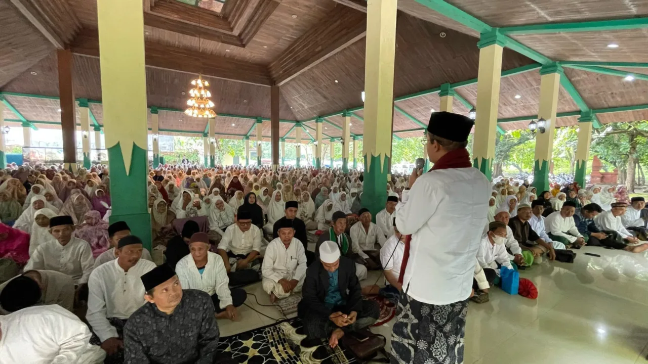 Legislator PKB Bagikan Ribuan Bingkisan Lebaran dan Gelar Doa untuk Bangsa Teropongistana.com Cirebon – Ribuan jemaah Akar Djati memadati Bangsal Pagelaran, Keraton Kasepuhan, Cirebon, Jumat (28/3), dalam acara Refleksi Akhir Ramadan yang digelar oleh Jamaah Akar Djati bekerja sama dengan Pondok Pesantren Al Mizan Majalengka. Selain diisi dengan doa dan tausiyah, kegiatan ini juga menjadi momentum berbagi kepada sesama. Sedikitnya seribu paket sembako dibagikan kepada jemaah dan warga yang membutuhkan. Bantuan ini diharapkan dapat meringankan beban masyarakat menjelang Idul Fitri serta menumbuhkan semangat gotong royong di tengah situasi ekonomi yang penuh tantangan. Anggota DPR RI dari Fraksi PKB, KH Maman Imanulhaq, yang juga merupakan inisiator kegiatan, menyampaikan bahwa Ramadan adalah momen yang tepat untuk memperkuat persaudaraan dan kepedulian sosial. Ia pun mengajak seluruh jemaah untuk memanjatkan doa agar bangsa ini diberikan kekuatan dalam menghadapi berbagai tantangan, baik di bidang ekonomi maupun sosial. “Kita mengerti persoalan yang dihadapi negara kita tidak ringan. Oleh sebabnya tidak hanya mendukung pemerintah dari sektor kebijakan saja namun juga menyatukan segenap doa agar pemimpin dan masyarakat diberikan kekuatan untuk melewati tantangan bangsa,” ujar Kiai Maman ditemui usai acara. Pada kesempatan refleksi itu, Kiai Maman pula mengingatkan pentingnya menjaga semangat kebersamaan agar berbagai permasalahan bangsa dapat dihadapi dengan penuh kebijaksanaan dan keteguhan hati. Kata Wakil Sekretaris Dewan Syuro DPP PKB itu, persatuan dan kedamaian adalah kunci utama dalam membangun bangsa yang kuat. Menurutnya, kondisi ekonomi global yang tidak menentu turut berdampak pada kehidupan masyarakat, sehingga diperlukan solidaritas sosial yang lebih kuat. Terakhir ia pun mengajak semua pihak untuk saling membantu dan bergotong royong agar tidak ada yang merasa sendirian dalam menghadapi kesulitan. “Dengan kebersamaan dan kepedulian, kita akan mampu melewati berbagai ujian, sebagaimana nilai-nilai yang diajarkan di bulan Ramadan,” tambahnya. Untuk diketahui, Bangsal Pagelaran Keraton Kasepuhan dipilih sebagai lokasi acara karena memiliki nilai historis yang kuat dalam perjalanan Islam di Cirebon. Tempat ini, imbubmh Kiai Maman, menjadi saksi bagaimana Islam tumbuh dan berkembang dengan kearifan lokal yang tetap dijaga hingga saat ini.
