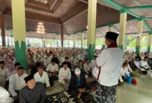 Legislator Pkb Bagikan Ribuan Bingkisan Lebaran Dan Gelar Doa Untuk Bangsa Teropongistana.com Cirebon – Ribuan Jemaah Akar Djati Memadati Bangsal Pagelaran, Keraton Kasepuhan, Cirebon, Jumat (28/3), Dalam Acara Refleksi Akhir Ramadan Yang Digelar Oleh Jamaah Akar Djati Bekerja Sama Dengan Pondok Pesantren Al Mizan Majalengka. Selain Diisi Dengan Doa Dan Tausiyah, Kegiatan Ini Juga Menjadi Momentum Berbagi Kepada Sesama. Sedikitnya Seribu Paket Sembako Dibagikan Kepada Jemaah Dan Warga Yang Membutuhkan. Bantuan Ini Diharapkan Dapat Meringankan Beban Masyarakat Menjelang Idul Fitri Serta Menumbuhkan Semangat Gotong Royong Di Tengah Situasi Ekonomi Yang Penuh Tantangan. Anggota Dpr Ri Dari Fraksi Pkb, Kh Maman Imanulhaq, Yang Juga Merupakan Inisiator Kegiatan, Menyampaikan Bahwa Ramadan Adalah Momen Yang Tepat Untuk Memperkuat Persaudaraan Dan Kepedulian Sosial. Ia Pun Mengajak Seluruh Jemaah Untuk Memanjatkan Doa Agar Bangsa Ini Diberikan Kekuatan Dalam Menghadapi Berbagai Tantangan, Baik Di Bidang Ekonomi Maupun Sosial. “Kita Mengerti Persoalan Yang Dihadapi Negara Kita Tidak Ringan. Oleh Sebabnya Tidak Hanya Mendukung Pemerintah Dari Sektor Kebijakan Saja Namun Juga Menyatukan Segenap Doa Agar Pemimpin Dan Masyarakat Diberikan Kekuatan Untuk Melewati Tantangan Bangsa,” Ujar Kiai Maman Ditemui Usai Acara. Pada Kesempatan Refleksi Itu, Kiai Maman Pula Mengingatkan Pentingnya Menjaga Semangat Kebersamaan Agar Berbagai Permasalahan Bangsa Dapat Dihadapi Dengan Penuh Kebijaksanaan Dan Keteguhan Hati. Kata Wakil Sekretaris Dewan Syuro Dpp Pkb Itu, Persatuan Dan Kedamaian Adalah Kunci Utama Dalam Membangun Bangsa Yang Kuat. Menurutnya, Kondisi Ekonomi Global Yang Tidak Menentu Turut Berdampak Pada Kehidupan Masyarakat, Sehingga Diperlukan Solidaritas Sosial Yang Lebih Kuat. Terakhir Ia Pun Mengajak Semua Pihak Untuk Saling Membantu Dan Bergotong Royong Agar Tidak Ada Yang Merasa Sendirian Dalam Menghadapi Kesulitan. “Dengan Kebersamaan Dan Kepedulian, Kita Akan Mampu Melewati Berbagai Ujian, Sebagaimana Nilai-Nilai Yang Diajarkan Di Bulan Ramadan,” Tambahnya. Untuk Diketahui, Bangsal Pagelaran Keraton Kasepuhan Dipilih Sebagai Lokasi Acara Karena Memiliki Nilai Historis Yang Kuat Dalam Perjalanan Islam Di Cirebon. Tempat Ini, Imbubmh Kiai Maman, Menjadi Saksi Bagaimana Islam Tumbuh Dan Berkembang Dengan Kearifan Lokal Yang Tetap Dijaga Hingga Saat Ini.