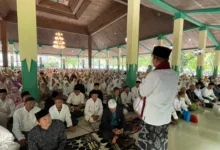 Legislator PKB Bagikan Ribuan Bingkisan Lebaran dan Gelar Doa untuk Bangsa Teropongistana.com Cirebon – Ribuan jemaah Akar Djati memadati Bangsal Pagelaran, Keraton Kasepuhan, Cirebon, Jumat (28/3), dalam acara Refleksi Akhir Ramadan yang digelar oleh Jamaah Akar Djati bekerja sama dengan Pondok Pesantren Al Mizan Majalengka. Selain diisi dengan doa dan tausiyah, kegiatan ini juga menjadi momentum berbagi kepada sesama. Sedikitnya seribu paket sembako dibagikan kepada jemaah dan warga yang membutuhkan. Bantuan ini diharapkan dapat meringankan beban masyarakat menjelang Idul Fitri serta menumbuhkan semangat gotong royong di tengah situasi ekonomi yang penuh tantangan. Anggota DPR RI dari Fraksi PKB, KH Maman Imanulhaq, yang juga merupakan inisiator kegiatan, menyampaikan bahwa Ramadan adalah momen yang tepat untuk memperkuat persaudaraan dan kepedulian sosial. Ia pun mengajak seluruh jemaah untuk memanjatkan doa agar bangsa ini diberikan kekuatan dalam menghadapi berbagai tantangan, baik di bidang ekonomi maupun sosial. “Kita mengerti persoalan yang dihadapi negara kita tidak ringan. Oleh sebabnya tidak hanya mendukung pemerintah dari sektor kebijakan saja namun juga menyatukan segenap doa agar pemimpin dan masyarakat diberikan kekuatan untuk melewati tantangan bangsa,” ujar Kiai Maman ditemui usai acara. Pada kesempatan refleksi itu, Kiai Maman pula mengingatkan pentingnya menjaga semangat kebersamaan agar berbagai permasalahan bangsa dapat dihadapi dengan penuh kebijaksanaan dan keteguhan hati. Kata Wakil Sekretaris Dewan Syuro DPP PKB itu, persatuan dan kedamaian adalah kunci utama dalam membangun bangsa yang kuat. Menurutnya, kondisi ekonomi global yang tidak menentu turut berdampak pada kehidupan masyarakat, sehingga diperlukan solidaritas sosial yang lebih kuat. Terakhir ia pun mengajak semua pihak untuk saling membantu dan bergotong royong agar tidak ada yang merasa sendirian dalam menghadapi kesulitan. “Dengan kebersamaan dan kepedulian, kita akan mampu melewati berbagai ujian, sebagaimana nilai-nilai yang diajarkan di bulan Ramadan,” tambahnya. Untuk diketahui, Bangsal Pagelaran Keraton Kasepuhan dipilih sebagai lokasi acara karena memiliki nilai historis yang kuat dalam perjalanan Islam di Cirebon. Tempat ini, imbubmh Kiai Maman, menjadi saksi bagaimana Islam tumbuh dan berkembang dengan kearifan lokal yang tetap dijaga hingga saat ini.