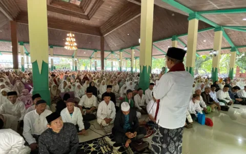 Legislator PKB Bagikan Ribuan Bingkisan Lebaran dan Gelar Doa untuk Bangsa Teropongistana.com Cirebon – Ribuan jemaah Akar Djati memadati Bangsal Pagelaran, Keraton Kasepuhan, Cirebon, Jumat (28/3), dalam acara Refleksi Akhir Ramadan yang digelar oleh Jamaah Akar Djati bekerja sama dengan Pondok Pesantren Al Mizan Majalengka. Selain diisi dengan doa dan tausiyah, kegiatan ini juga menjadi momentum berbagi kepada sesama. Sedikitnya seribu paket sembako dibagikan kepada jemaah dan warga yang membutuhkan. Bantuan ini diharapkan dapat meringankan beban masyarakat menjelang Idul Fitri serta menumbuhkan semangat gotong royong di tengah situasi ekonomi yang penuh tantangan. Anggota DPR RI dari Fraksi PKB, KH Maman Imanulhaq, yang juga merupakan inisiator kegiatan, menyampaikan bahwa Ramadan adalah momen yang tepat untuk memperkuat persaudaraan dan kepedulian sosial. Ia pun mengajak seluruh jemaah untuk memanjatkan doa agar bangsa ini diberikan kekuatan dalam menghadapi berbagai tantangan, baik di bidang ekonomi maupun sosial. “Kita mengerti persoalan yang dihadapi negara kita tidak ringan. Oleh sebabnya tidak hanya mendukung pemerintah dari sektor kebijakan saja namun juga menyatukan segenap doa agar pemimpin dan masyarakat diberikan kekuatan untuk melewati tantangan bangsa,” ujar Kiai Maman ditemui usai acara. Pada kesempatan refleksi itu, Kiai Maman pula mengingatkan pentingnya menjaga semangat kebersamaan agar berbagai permasalahan bangsa dapat dihadapi dengan penuh kebijaksanaan dan keteguhan hati. Kata Wakil Sekretaris Dewan Syuro DPP PKB itu, persatuan dan kedamaian adalah kunci utama dalam membangun bangsa yang kuat. Menurutnya, kondisi ekonomi global yang tidak menentu turut berdampak pada kehidupan masyarakat, sehingga diperlukan solidaritas sosial yang lebih kuat. Terakhir ia pun mengajak semua pihak untuk saling membantu dan bergotong royong agar tidak ada yang merasa sendirian dalam menghadapi kesulitan. “Dengan kebersamaan dan kepedulian, kita akan mampu melewati berbagai ujian, sebagaimana nilai-nilai yang diajarkan di bulan Ramadan,” tambahnya. Untuk diketahui, Bangsal Pagelaran Keraton Kasepuhan dipilih sebagai lokasi acara karena memiliki nilai historis yang kuat dalam perjalanan Islam di Cirebon. Tempat ini, imbubmh Kiai Maman, menjadi saksi bagaimana Islam tumbuh dan berkembang dengan kearifan lokal yang tetap dijaga hingga saat ini.