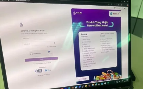 SIHALAL Diperbarui, Begini Panduan Mudah Daftar Sertifikasi Halal Teropongistana.com Jakarta – Badan Penyelenggara Jaminan Produk Halal (BPJPH) terus berupaya meningkatkan layanan sertifikasi halal. Terbaru, upaya dilakukan dengan melakukan pembaruan pada Sistem Informasi Halal atau SIHALAL, dilengkapi panduan penggunaan SIHALAL untuk layanan sertifikasi halal reguler dan self declare. Sekretaris Utama BPJPH, Muhammad Aqil Irham, mengatakan bahwa pembaruan sistem ini merupakan bagian dari upaya BPJPH untuk terus menyempurnakan sistem layanan sertifikasi halal. “BPJPH terus melakukan pengembangan sistem dengan tujuan untuk memberikan kemudahan kepada pelaku usaha. Upaya transformatif ini dilakukan dengan penerapan digitalisasi dan otomasi keterhubungan antar aktor layanan di dalam proses layanan, yang dilakukan dengan mengedepankan prinsip layanan yang semakin mudah, cepat, efisien, dan akuntabel." ungkap Muhammad Aqil Irham di Jakarta, Minggu (23/3/2025). "Terobosan ini penting dilakukan, sebab sistem layanan perlu terus disesuaikan dengan perkembangan teknologi untuk menghadirkan kemudahan dengan memenuhi aspek kinerja, keamanan, fungsionalitas, kompatibilitas, hingga kesesuaian dengan regulasi.” imbuhnya. Pelaksana Tugas Kepala Pusat Data dan Informasi BPJPH, Nurhanudin, lebih lebih lanjut menjelaskan bahwa pembaruan SIHALAL ini mencakup peningkatan kemudahan akses, tampilan antarmuka yang lebih ramah pengguna, pengalaman penggunaan yang lebih optimal, serta keamanan sistem, sehingga proses sertifikasi halal menjadi lebih efisien, cepat dan aman. "SIHALAL dikembangkan secara berkala. Salah satunya, dilakukan dengan merubah arsitektur aplikasi yang sebelumnya monolithic menjadi microservice, agar aplikasi dapat diakses secara lebih cepat. Juga untuk mengatasi terjadinya akses lambat dan time out pada aplikasi sebelumnya manakala diakses oleh banyak pengguna layanan secara bersamaan." kata Nurhanudin. "Kami juga menyampaikan mohon maaf kepada seluruh pengguna layanan SIHALAL, bahwa tatkala proses transformasi ini dilakukan, secara teknis menyebabkan ketidaknyamanan dalam mengakses SIHALAL. Saat ini aplikasi sudah dapat digunakan oleh para pengguna setelah proses maintenance dilakukan. Dan untuk kebutuhan percepatan konfirmasi proses juga kami sediakan Call Center 146 atau email layanan.halal.go.id" ungkapnya melanjutkan. “Selanjutnya, untuk memudahkan pengguna layanan dalam pengajuan sertifikasi halal setelah SIHALAL diperbarui, kami sediakan panduan atau manual book penggunaan SIHALAL untuk sertifikasi halal skema reguler dan self declare. Panduan dapat diunduh melalui website bpjph.halal.go.id.” imbuhnya.