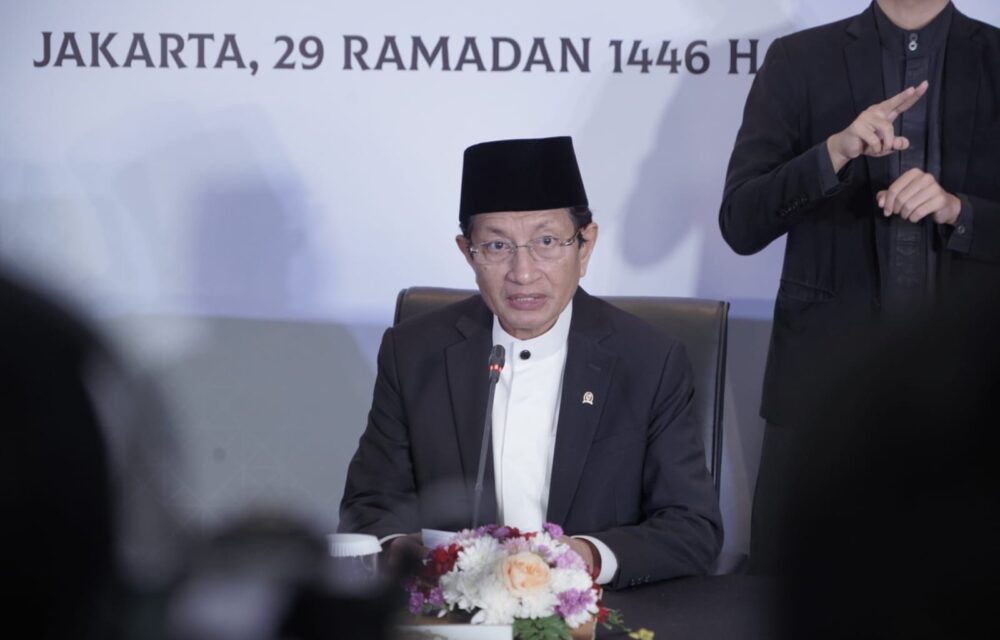 31 Maret 2025 Pemerintah Tetapkan 1 Syawal 1446  Teropongistana.com Jakarta - Pemerintah Menetapkan 1 Syawal 1446H/2025 M Jatuh Pada Senin, 31 Maret 2025. Penetapan Ini Didasarkan Pada Keputusan Sidang Isbat Yang Dipimpin Menteri Agama Nasaruddin Umar, Di Kantor Kementerian Agama, Jalan Mh Thamrin No. 6, Jakarta, Sabtu (29/3/2025). “Sidang Isbat Secara Bulat Menetapkan 1 Syawal 1446 H Jatuh Pada Hari Senin, 31 Maret 2025,” Ujar Menag Dalam Konferensi Pers Yang Digelar Usai Sidang Isbat 1 Syawal 1446 H. Menurut Menag, Sidang Menyepakati Keputusan Tersebut Karena Dua Hal. &Quot;Pertama, Kita Telah Mendengar Paparan Tim Hisab Rukyat Kemenag Posisi Hilal Hari Ini Di Seluruh Indonesia Masih Di Bawah Ufuk Dengan Ketinggian Berkisar Minus 3 Derajat 15,47 Detik Sampai Minus 1 Derajat 4,57 Detik. Dengan Sudut Elongasi Berkisar 1 Derajat 12,89 Detik Hingga 1 Derajat 36,38 Detik,&Quot; Kata Menag. &Quot;Secara Hisab, Data Hilal Pada Hari Ini Belum Memenuhi Kriteria Visibilitas Hilal Mabims,&Quot; Imbuhnya. Artinya, Secara Hisab Posisi Hilal Di Indonesia Saat Sidang Isbat Awal Syawal 1446 H, Tidak Ada Yang Memenuhi Kriteria Baru Yang Ditetapkan Mabims (Menteri Agama Brunei, Indonesia, Malaysia, Dan Singapura). Diketahui, Bahwa Menteri Agama Anggota Mabims Menyepakati Kriteria Baru Yaitu Tinggi Hilal 3 Derajat Dan Sudut Elongasi 6,4 Derajat. Dengan Posisi Demikian, Lanjut Menag, Maka Secara Astronomis Atau Hisab, Hilal Tidak Dimungkinkan Untuk Dilihat. Hal Ini Selanjutnya Terkonfirmasi Oleh Pernyataan Para Perukyah Yang Diturunkan Kemenag. Pada Tahun Ini, Rukyah Dilaksanakan Kemenag Pada 33 Lokasi Di Indonesia. &Quot;Kita Mendengar Laporan Dari Sejumlah Perukyah Hilal Yang Bekerja Di Bawah Sumpah, Mulai Dari Aceh Hingga Papua. Di 33 Titik Tersebut, Tidak Ada Satu Pun Perukyah Dapat Melihat Hilal,&Quot; Ujar Menag Yang Didampingi Wakil Menteri Agama Romo Syafi'I, Ketua Komisi Viii Dpr Marwan Dasopang, Ketua Mui Kh Asrorun Niam, Dan Dirjen Bimas Islam Abu Rokhmad. Karena Dua Alasan Tersebut, Sidang Isbat Menyepakati Untuk Mengistikmalkan (Menyempurnakan) Bulan Ramadan Menjadi 30 Hari Sehingga 1 Syawal 1446 H Jatuh Pada Hari Senin, 31 Maret 2025. &Quot;Jadi, Minggu Besok Umat Islam Di Indonesia Masih Akan Menjalani Ibadah Puasa Ramadan, Selanjutnya Malam Senin Akan Takbiran Menyambut Idulfitri,&Quot; Jelas Menag. Menurut Menag, Umat Islam Di Indonesia Perlu Bersyukur Dengan Ramadan Dan Syawal Yang Terjadi Tahun Ini, Di Mana Seluruh Elemen Masyarakat Bisa Mengawali Dan Mengakhiri Dengan Waktu Yang Sama. &Quot;Alhamdulillah Satu Keberuntungan Bangsa Indonesia, Tahun Ini Awal Ramadannya Sama Dan Alhamdulillah Lebarannya Pun Sama,&Quot; Tutur Menag. &Quot;Mudah-Mudahan Keputusan Ini Merupakan Sarana Untuk Umat Islam Di Indonesia Agar Tetap Menjaga Toleransi Dan Kebersamaan, Baik Dalam Menjalankan Ibadah Maupun Dalam Bermasyarakat Di Dalam Naungan Tanah Air Yang Sama,&Quot; Sambungnya. Sidang Isbat 1 Syawal 1446 H Ini Digelar Secara Luring Dan Dihadiri Perwakilan Ormas Islam, Perwakilan Duta Besar Negara Sahabat, Tim Hisab Rukyat Kemenag, Serta Para Pejabat Eselon I Dan Ii Kementerian Agama.