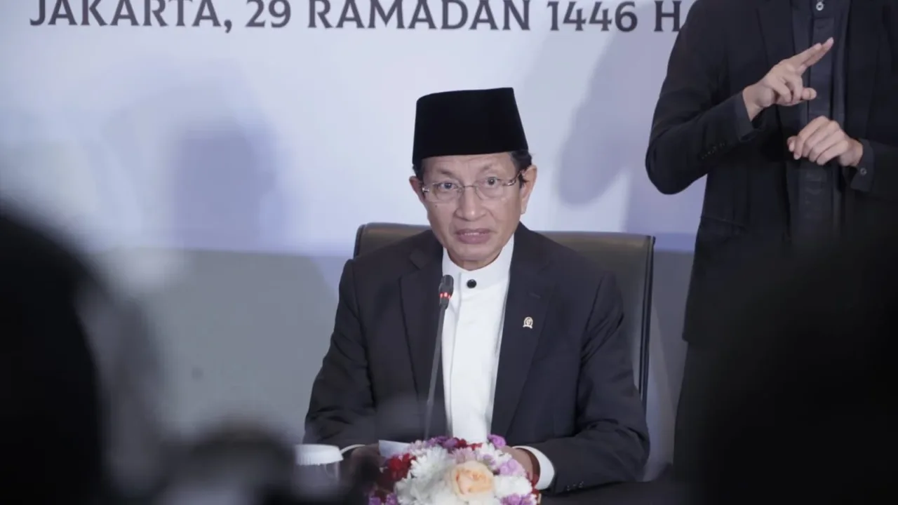 31 Maret 2025 Pemerintah Tetapkan 1 Syawal 1446  Teropongistana.com Jakarta - Pemerintah menetapkan 1 Syawal 1446H/2025 M jatuh pada Senin, 31 Maret 2025. Penetapan ini didasarkan pada keputusan sidang isbat yang dipimpin Menteri Agama Nasaruddin Umar, di Kantor Kementerian Agama, Jalan MH Thamrin No. 6, Jakarta, Sabtu (29/3/2025). “Sidang isbat secara bulat menetapkan 1 Syawal 1446 H jatuh pada hari Senin, 31 Maret 2025,” ujar Menag dalam konferensi pers yang digelar usai Sidang Isbat 1 Syawal 1446 H. Menurut Menag, sidang menyepakati keputusan tersebut karena dua hal. "Pertama, kita telah mendengar paparan Tim Hisab Rukyat Kemenag posisi hilal hari ini di seluruh Indonesia masih di bawah ufuk dengan ketinggian berkisar minus 3 derajat 15,47 detik sampai minus 1 derajat 4,57 detik. Dengan sudut elongasi berkisar 1 derajat 12,89 detik hingga 1 derajat 36,38 detik," kata Menag. "Secara hisab, data hilal pada hari ini belum memenuhi kriteria visibilitas hilal MABIMS," imbuhnya. Artinya, secara hisab posisi hilal di Indonesia saat sidang isbat awal Syawal 1446 H, tidak ada yang memenuhi kriteria baru yang ditetapkan MABIMS (Menteri Agama Brunei, Indonesia, Malaysia, dan Singapura). Diketahui, bahwa Menteri Agama anggota MABIMS menyepakati kriteria baru yaitu tinggi hilal 3 derajat dan sudut elongasi 6,4 derajat. Dengan posisi demikian, lanjut Menag, maka secara astronomis atau hisab, hilal tidak dimungkinkan untuk dilihat. Hal ini selanjutnya terkonfirmasi oleh pernyataan para perukyah yang diturunkan Kemenag. Pada tahun ini, rukyah dilaksanakan Kemenag pada 33 lokasi di Indonesia. "Kita mendengar laporan dari sejumlah perukyah hilal yang bekerja di bawah sumpah, mulai dari Aceh hingga Papua. Di 33 titik tersebut, tidak ada satu pun perukyah dapat melihat hilal," ujar Menag yang didampingi Wakil Menteri Agama Romo Syafi'i, Ketua Komisi VIII DPR Marwan Dasopang, Ketua MUI KH Asrorun Niam, dan Dirjen Bimas Islam Abu Rokhmad. Karena dua alasan tersebut, Sidang Isbat menyepakati untuk mengistikmalkan (menyempurnakan) bulan Ramadan menjadi 30 hari sehingga 1 Syawal 1446 H jatuh pada hari Senin, 31 Maret 2025. "Jadi, Minggu besok umat Islam di Indonesia masih akan menjalani ibadah puasa Ramadan, selanjutnya malam Senin akan takbiran menyambut Idulfitri," jelas Menag. Menurut Menag, umat Islam di Indonesia perlu bersyukur dengan Ramadan dan Syawal yang terjadi tahun ini, di mana seluruh elemen masyarakat bisa mengawali dan mengakhiri dengan waktu yang sama. "Alhamdulillah satu keberuntungan bangsa Indonesia, tahun ini awal Ramadannya sama dan alhamdulillah lebarannya pun sama," tutur Menag. "Mudah-mudahan keputusan ini merupakan sarana untuk umat Islam di Indonesia agar tetap menjaga toleransi dan kebersamaan, baik dalam menjalankan ibadah maupun dalam bermasyarakat di dalam naungan tanah air yang sama," sambungnya. Sidang Isbat 1 Syawal 1446 H ini digelar secara luring dan dihadiri perwakilan ormas Islam, perwakilan Duta Besar negara sahabat, Tim Hisab Rukyat Kemenag, serta para pejabat Eselon I dan II Kementerian Agama.