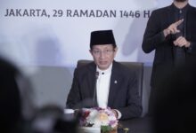 31 Maret 2025 Pemerintah Tetapkan 1 Syawal 1446  Teropongistana.com Jakarta - Pemerintah Menetapkan 1 Syawal 1446H/2025 M Jatuh Pada Senin, 31 Maret 2025. Penetapan Ini Didasarkan Pada Keputusan Sidang Isbat Yang Dipimpin Menteri Agama Nasaruddin Umar, Di Kantor Kementerian Agama, Jalan Mh Thamrin No. 6, Jakarta, Sabtu (29/3/2025). “Sidang Isbat Secara Bulat Menetapkan 1 Syawal 1446 H Jatuh Pada Hari Senin, 31 Maret 2025,” Ujar Menag Dalam Konferensi Pers Yang Digelar Usai Sidang Isbat 1 Syawal 1446 H. Menurut Menag, Sidang Menyepakati Keputusan Tersebut Karena Dua Hal. &Quot;Pertama, Kita Telah Mendengar Paparan Tim Hisab Rukyat Kemenag Posisi Hilal Hari Ini Di Seluruh Indonesia Masih Di Bawah Ufuk Dengan Ketinggian Berkisar Minus 3 Derajat 15,47 Detik Sampai Minus 1 Derajat 4,57 Detik. Dengan Sudut Elongasi Berkisar 1 Derajat 12,89 Detik Hingga 1 Derajat 36,38 Detik,&Quot; Kata Menag. &Quot;Secara Hisab, Data Hilal Pada Hari Ini Belum Memenuhi Kriteria Visibilitas Hilal Mabims,&Quot; Imbuhnya. Artinya, Secara Hisab Posisi Hilal Di Indonesia Saat Sidang Isbat Awal Syawal 1446 H, Tidak Ada Yang Memenuhi Kriteria Baru Yang Ditetapkan Mabims (Menteri Agama Brunei, Indonesia, Malaysia, Dan Singapura). Diketahui, Bahwa Menteri Agama Anggota Mabims Menyepakati Kriteria Baru Yaitu Tinggi Hilal 3 Derajat Dan Sudut Elongasi 6,4 Derajat. Dengan Posisi Demikian, Lanjut Menag, Maka Secara Astronomis Atau Hisab, Hilal Tidak Dimungkinkan Untuk Dilihat. Hal Ini Selanjutnya Terkonfirmasi Oleh Pernyataan Para Perukyah Yang Diturunkan Kemenag. Pada Tahun Ini, Rukyah Dilaksanakan Kemenag Pada 33 Lokasi Di Indonesia. &Quot;Kita Mendengar Laporan Dari Sejumlah Perukyah Hilal Yang Bekerja Di Bawah Sumpah, Mulai Dari Aceh Hingga Papua. Di 33 Titik Tersebut, Tidak Ada Satu Pun Perukyah Dapat Melihat Hilal,&Quot; Ujar Menag Yang Didampingi Wakil Menteri Agama Romo Syafi'I, Ketua Komisi Viii Dpr Marwan Dasopang, Ketua Mui Kh Asrorun Niam, Dan Dirjen Bimas Islam Abu Rokhmad. Karena Dua Alasan Tersebut, Sidang Isbat Menyepakati Untuk Mengistikmalkan (Menyempurnakan) Bulan Ramadan Menjadi 30 Hari Sehingga 1 Syawal 1446 H Jatuh Pada Hari Senin, 31 Maret 2025. &Quot;Jadi, Minggu Besok Umat Islam Di Indonesia Masih Akan Menjalani Ibadah Puasa Ramadan, Selanjutnya Malam Senin Akan Takbiran Menyambut Idulfitri,&Quot; Jelas Menag. Menurut Menag, Umat Islam Di Indonesia Perlu Bersyukur Dengan Ramadan Dan Syawal Yang Terjadi Tahun Ini, Di Mana Seluruh Elemen Masyarakat Bisa Mengawali Dan Mengakhiri Dengan Waktu Yang Sama. &Quot;Alhamdulillah Satu Keberuntungan Bangsa Indonesia, Tahun Ini Awal Ramadannya Sama Dan Alhamdulillah Lebarannya Pun Sama,&Quot; Tutur Menag. &Quot;Mudah-Mudahan Keputusan Ini Merupakan Sarana Untuk Umat Islam Di Indonesia Agar Tetap Menjaga Toleransi Dan Kebersamaan, Baik Dalam Menjalankan Ibadah Maupun Dalam Bermasyarakat Di Dalam Naungan Tanah Air Yang Sama,&Quot; Sambungnya. Sidang Isbat 1 Syawal 1446 H Ini Digelar Secara Luring Dan Dihadiri Perwakilan Ormas Islam, Perwakilan Duta Besar Negara Sahabat, Tim Hisab Rukyat Kemenag, Serta Para Pejabat Eselon I Dan Ii Kementerian Agama.
