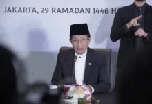 31 Maret 2025 Pemerintah Tetapkan 1 Syawal 1446  Teropongistana.com Jakarta - Pemerintah menetapkan 1 Syawal 1446H/2025 M jatuh pada Senin, 31 Maret 2025. Penetapan ini didasarkan pada keputusan sidang isbat yang dipimpin Menteri Agama Nasaruddin Umar, di Kantor Kementerian Agama, Jalan MH Thamrin No. 6, Jakarta, Sabtu (29/3/2025). “Sidang isbat secara bulat menetapkan 1 Syawal 1446 H jatuh pada hari Senin, 31 Maret 2025,” ujar Menag dalam konferensi pers yang digelar usai Sidang Isbat 1 Syawal 1446 H. Menurut Menag, sidang menyepakati keputusan tersebut karena dua hal. "Pertama, kita telah mendengar paparan Tim Hisab Rukyat Kemenag posisi hilal hari ini di seluruh Indonesia masih di bawah ufuk dengan ketinggian berkisar minus 3 derajat 15,47 detik sampai minus 1 derajat 4,57 detik. Dengan sudut elongasi berkisar 1 derajat 12,89 detik hingga 1 derajat 36,38 detik," kata Menag. "Secara hisab, data hilal pada hari ini belum memenuhi kriteria visibilitas hilal MABIMS," imbuhnya. Artinya, secara hisab posisi hilal di Indonesia saat sidang isbat awal Syawal 1446 H, tidak ada yang memenuhi kriteria baru yang ditetapkan MABIMS (Menteri Agama Brunei, Indonesia, Malaysia, dan Singapura). Diketahui, bahwa Menteri Agama anggota MABIMS menyepakati kriteria baru yaitu tinggi hilal 3 derajat dan sudut elongasi 6,4 derajat. Dengan posisi demikian, lanjut Menag, maka secara astronomis atau hisab, hilal tidak dimungkinkan untuk dilihat. Hal ini selanjutnya terkonfirmasi oleh pernyataan para perukyah yang diturunkan Kemenag. Pada tahun ini, rukyah dilaksanakan Kemenag pada 33 lokasi di Indonesia. "Kita mendengar laporan dari sejumlah perukyah hilal yang bekerja di bawah sumpah, mulai dari Aceh hingga Papua. Di 33 titik tersebut, tidak ada satu pun perukyah dapat melihat hilal," ujar Menag yang didampingi Wakil Menteri Agama Romo Syafi'i, Ketua Komisi VIII DPR Marwan Dasopang, Ketua MUI KH Asrorun Niam, dan Dirjen Bimas Islam Abu Rokhmad. Karena dua alasan tersebut, Sidang Isbat menyepakati untuk mengistikmalkan (menyempurnakan) bulan Ramadan menjadi 30 hari sehingga 1 Syawal 1446 H jatuh pada hari Senin, 31 Maret 2025. "Jadi, Minggu besok umat Islam di Indonesia masih akan menjalani ibadah puasa Ramadan, selanjutnya malam Senin akan takbiran menyambut Idulfitri," jelas Menag. Menurut Menag, umat Islam di Indonesia perlu bersyukur dengan Ramadan dan Syawal yang terjadi tahun ini, di mana seluruh elemen masyarakat bisa mengawali dan mengakhiri dengan waktu yang sama. "Alhamdulillah satu keberuntungan bangsa Indonesia, tahun ini awal Ramadannya sama dan alhamdulillah lebarannya pun sama," tutur Menag. "Mudah-mudahan keputusan ini merupakan sarana untuk umat Islam di Indonesia agar tetap menjaga toleransi dan kebersamaan, baik dalam menjalankan ibadah maupun dalam bermasyarakat di dalam naungan tanah air yang sama," sambungnya. Sidang Isbat 1 Syawal 1446 H ini digelar secara luring dan dihadiri perwakilan ormas Islam, perwakilan Duta Besar negara sahabat, Tim Hisab Rukyat Kemenag, serta para pejabat Eselon I dan II Kementerian Agama.