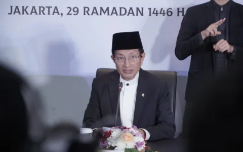 31 Maret 2025 Pemerintah Tetapkan 1 Syawal 1446  Teropongistana.com Jakarta - Pemerintah menetapkan 1 Syawal 1446H/2025 M jatuh pada Senin, 31 Maret 2025. Penetapan ini didasarkan pada keputusan sidang isbat yang dipimpin Menteri Agama Nasaruddin Umar, di Kantor Kementerian Agama, Jalan MH Thamrin No. 6, Jakarta, Sabtu (29/3/2025). “Sidang isbat secara bulat menetapkan 1 Syawal 1446 H jatuh pada hari Senin, 31 Maret 2025,” ujar Menag dalam konferensi pers yang digelar usai Sidang Isbat 1 Syawal 1446 H. Menurut Menag, sidang menyepakati keputusan tersebut karena dua hal. "Pertama, kita telah mendengar paparan Tim Hisab Rukyat Kemenag posisi hilal hari ini di seluruh Indonesia masih di bawah ufuk dengan ketinggian berkisar minus 3 derajat 15,47 detik sampai minus 1 derajat 4,57 detik. Dengan sudut elongasi berkisar 1 derajat 12,89 detik hingga 1 derajat 36,38 detik," kata Menag. "Secara hisab, data hilal pada hari ini belum memenuhi kriteria visibilitas hilal MABIMS," imbuhnya. Artinya, secara hisab posisi hilal di Indonesia saat sidang isbat awal Syawal 1446 H, tidak ada yang memenuhi kriteria baru yang ditetapkan MABIMS (Menteri Agama Brunei, Indonesia, Malaysia, dan Singapura). Diketahui, bahwa Menteri Agama anggota MABIMS menyepakati kriteria baru yaitu tinggi hilal 3 derajat dan sudut elongasi 6,4 derajat. Dengan posisi demikian, lanjut Menag, maka secara astronomis atau hisab, hilal tidak dimungkinkan untuk dilihat. Hal ini selanjutnya terkonfirmasi oleh pernyataan para perukyah yang diturunkan Kemenag. Pada tahun ini, rukyah dilaksanakan Kemenag pada 33 lokasi di Indonesia. "Kita mendengar laporan dari sejumlah perukyah hilal yang bekerja di bawah sumpah, mulai dari Aceh hingga Papua. Di 33 titik tersebut, tidak ada satu pun perukyah dapat melihat hilal," ujar Menag yang didampingi Wakil Menteri Agama Romo Syafi'i, Ketua Komisi VIII DPR Marwan Dasopang, Ketua MUI KH Asrorun Niam, dan Dirjen Bimas Islam Abu Rokhmad. Karena dua alasan tersebut, Sidang Isbat menyepakati untuk mengistikmalkan (menyempurnakan) bulan Ramadan menjadi 30 hari sehingga 1 Syawal 1446 H jatuh pada hari Senin, 31 Maret 2025. "Jadi, Minggu besok umat Islam di Indonesia masih akan menjalani ibadah puasa Ramadan, selanjutnya malam Senin akan takbiran menyambut Idulfitri," jelas Menag. Menurut Menag, umat Islam di Indonesia perlu bersyukur dengan Ramadan dan Syawal yang terjadi tahun ini, di mana seluruh elemen masyarakat bisa mengawali dan mengakhiri dengan waktu yang sama. "Alhamdulillah satu keberuntungan bangsa Indonesia, tahun ini awal Ramadannya sama dan alhamdulillah lebarannya pun sama," tutur Menag. "Mudah-mudahan keputusan ini merupakan sarana untuk umat Islam di Indonesia agar tetap menjaga toleransi dan kebersamaan, baik dalam menjalankan ibadah maupun dalam bermasyarakat di dalam naungan tanah air yang sama," sambungnya. Sidang Isbat 1 Syawal 1446 H ini digelar secara luring dan dihadiri perwakilan ormas Islam, perwakilan Duta Besar negara sahabat, Tim Hisab Rukyat Kemenag, serta para pejabat Eselon I dan II Kementerian Agama.