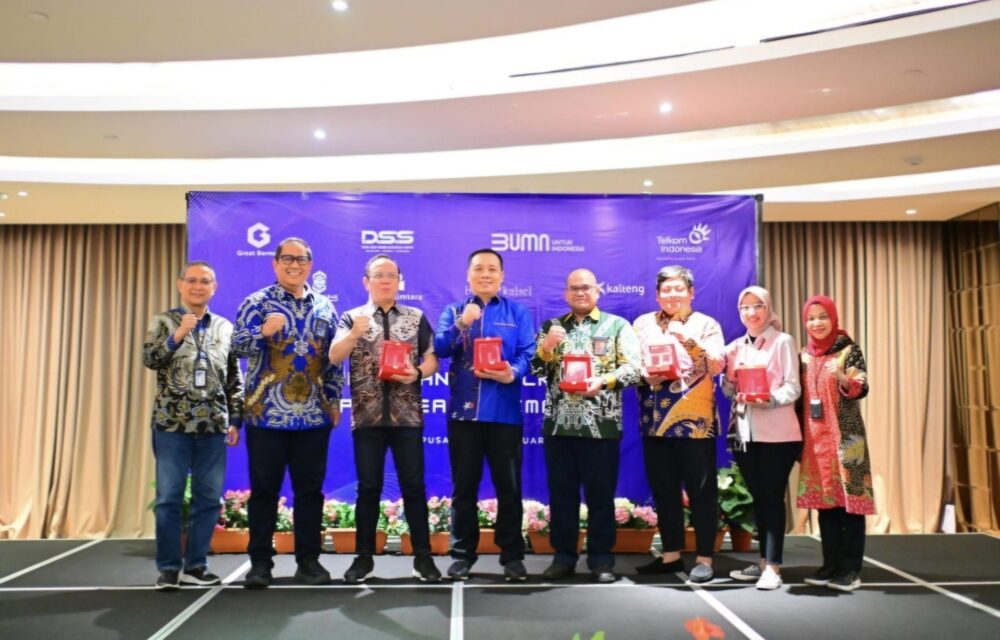 Telkom Hadirkan Solusi Digital Komprehensif Untuk Meningkatkan Daya Saing Bank Pembangunan Daerah Jakarta- Bank Pembangunan Daerah (Bpd)  Berperan Strategis Untuk Menggeliatkan Perekonomian Kerakyatan Di Setiap Daerah Di Indonesia Dan Dituntut Untuk Mampu Menghadirkan Layanan Dengan Basis Teknologi Digital. Hal Ini Penting Agar Layanan Bpd Mudah Diakses Oleh Nasabah Serta Mampu Bersaing Dengan Bank-Bank Nasional Maupun Swasta Serta Para Pemain Financial Technology (Fintech) Yang Layanannya Semakin Hari Semakin Diminati Oleh Nasabah Muda Yang Tech-Savvy&Quot; Untuk Menjawab Tantangan Tersebut, Telkom Indonesia (Tlkm) Bersama Sejumlah Bpd Di Kalimantan Mengukuhkan Komitmen Bersama Untuk Berkontribusi Membangun Perekonomian Kerakyatan Dengan Memanfaatkan Teknologi Digital Terkini Dalam Workshop Produk Dan Layanan Telkom. Acara Workshop Tersebut  Diselenggarakan Selama Dua Hari Tanggal 6-7 Februari 2025 Bertempat Di Hotel Ashley Jalan Wahid Hasyim Jakarta,  Kolaborasi Antara Oleh Telkom Regional 4 Kalimantan Dan Divisi State Owned Enterprise (Soe) Service. Acara Workshop Yang Dibuka Langsung Oleh Rachmad Dwi Hartanto Selaku Evp Telkom Regional 4 Kalimantan, Berlangsung Interaktif Dan Konstruktif Dengan Menghadirkan Sejumlah Narasumber Yang Memaparkan Dan Membahas Sejumlah Produk Dan Layanan Digital Telkom Yang Dapat Dimanfaatkan Bpd Untuk  Menghadirkan Layanan Digital Bagi Nasabahnya, Di Samping Membantu Bpd Meningkatkan Efisiensi Dan Produktivitas Kerjanya. Hadir Dalam Acara Workshop Tersebut Sejumlah Pejabat Dan Perwakilan Dari Bpd Se-Kalimantan Yaitu Bank Kalbar, Bank Kaltimtara, Bank Kalsel, Dan Bank Kalteng Serta Narasumber Eksternal Dari Bank Dki, Ibu Yesty, Selaku Pimpinan Divisi Bisnis Digital Institutional Banking,  Yang Memaparkan Digitalisasi Yang Sudah Dan Akan Dijalankan Di Bank Dki Ke Depan. Dari Acara Workshop Selama Dua Hari Tersebut, Ditemukenali Sejumlah Produk Dan Layanan Telkom Group Yang Mampu Menjawab Kebutuhan Bpd Untuk Mewujudkan Layanan Digital Bagi Nasabahnya Maupun Untuk Menunjang Kegiatan Operasional. Adapun Layanan Telkom Group Yang Related Dengan Kebutuhan Bpd Antara Lain Layanan Komunikasi Data, Cyber Security
