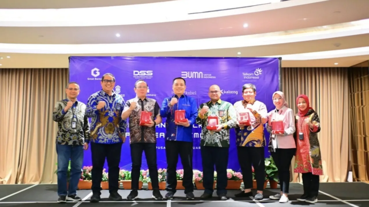 Telkom Hadirkan Solusi Digital Komprehensif untuk Meningkatkan Daya Saing Bank Pembangunan Daerah Jakarta- Bank Pembangunan Daerah (BPD)  berperan strategis untuk menggeliatkan perekonomian kerakyatan di setiap daerah di Indonesia dan dituntut untuk mampu menghadirkan layanan dengan basis teknologi digital. Hal ini penting agar layanan BPD mudah diakses oleh nasabah serta mampu bersaing dengan bank-bank nasional maupun swasta serta para pemain financial technology (fintech) yang layanannya semakin hari semakin diminati oleh nasabah muda yang tech-savvy" Untuk menjawab tantangan tersebut, Telkom Indonesia (TLKM) bersama sejumlah BPD di Kalimantan mengukuhkan komitmen bersama untuk berkontribusi membangun perekonomian kerakyatan dengan memanfaatkan teknologi digital terkini dalam workshop produk dan layanan Telkom. Acara workshop tersebut  diselenggarakan selama dua hari tanggal 6-7 Februari 2025 bertempat di Hotel Ashley Jalan Wahid Hasyim Jakarta,  kolaborasi antara oleh Telkom Regional 4 Kalimantan dan Divisi State Owned Enterprise (SOE) Service. Acara workshop yang dibuka langsung oleh Rachmad Dwi Hartanto selaku EVP Telkom Regional 4 Kalimantan, berlangsung interaktif dan konstruktif dengan menghadirkan sejumlah narasumber yang memaparkan dan membahas sejumlah produk dan layanan digital Telkom yang dapat dimanfaatkan BPD untuk  menghadirkan layanan digital bagi nasabahnya, di samping membantu BPD meningkatkan efisiensi dan produktivitas kerjanya. Hadir dalam acara workshop tersebut sejumlah pejabat dan perwakilan dari BPD se-Kalimantan yaitu Bank Kalbar, Bank Kaltimtara, Bank Kalsel, dan Bank Kalteng serta narasumber eksternal dari Bank DKI, Ibu Yesty, selaku Pimpinan Divisi Bisnis Digital Institutional Banking,  yang memaparkan digitalisasi yang sudah dan akan dijalankan di Bank DKI ke depan. Dari acara workshop selama dua hari tersebut, ditemukenali sejumlah produk dan layanan Telkom Group yang mampu menjawab kebutuhan BPD untuk mewujudkan layanan digital bagi nasabahnya maupun untuk menunjang kegiatan operasional. Adapun layanan Telkom Group yang related dengan kebutuhan BPD antara lain layanan komunikasi data, cyber security