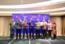 Telkom Hadirkan Solusi Digital Komprehensif Untuk Meningkatkan Daya Saing Bank Pembangunan Daerah Jakarta- Bank Pembangunan Daerah (Bpd)  Berperan Strategis Untuk Menggeliatkan Perekonomian Kerakyatan Di Setiap Daerah Di Indonesia Dan Dituntut Untuk Mampu Menghadirkan Layanan Dengan Basis Teknologi Digital. Hal Ini Penting Agar Layanan Bpd Mudah Diakses Oleh Nasabah Serta Mampu Bersaing Dengan Bank-Bank Nasional Maupun Swasta Serta Para Pemain Financial Technology (Fintech) Yang Layanannya Semakin Hari Semakin Diminati Oleh Nasabah Muda Yang Tech-Savvy&Amp;Quot; Untuk Menjawab Tantangan Tersebut, Telkom Indonesia (Tlkm) Bersama Sejumlah Bpd Di Kalimantan Mengukuhkan Komitmen Bersama Untuk Berkontribusi Membangun Perekonomian Kerakyatan Dengan Memanfaatkan Teknologi Digital Terkini Dalam Workshop Produk Dan Layanan Telkom. Acara Workshop Tersebut  Diselenggarakan Selama Dua Hari Tanggal 6-7 Februari 2025 Bertempat Di Hotel Ashley Jalan Wahid Hasyim Jakarta,  Kolaborasi Antara Oleh Telkom Regional 4 Kalimantan Dan Divisi State Owned Enterprise (Soe) Service. Acara Workshop Yang Dibuka Langsung Oleh Rachmad Dwi Hartanto Selaku Evp Telkom Regional 4 Kalimantan, Berlangsung Interaktif Dan Konstruktif Dengan Menghadirkan Sejumlah Narasumber Yang Memaparkan Dan Membahas Sejumlah Produk Dan Layanan Digital Telkom Yang Dapat Dimanfaatkan Bpd Untuk  Menghadirkan Layanan Digital Bagi Nasabahnya, Di Samping Membantu Bpd Meningkatkan Efisiensi Dan Produktivitas Kerjanya. Hadir Dalam Acara Workshop Tersebut Sejumlah Pejabat Dan Perwakilan Dari Bpd Se-Kalimantan Yaitu Bank Kalbar, Bank Kaltimtara, Bank Kalsel, Dan Bank Kalteng Serta Narasumber Eksternal Dari Bank Dki, Ibu Yesty, Selaku Pimpinan Divisi Bisnis Digital Institutional Banking,  Yang Memaparkan Digitalisasi Yang Sudah Dan Akan Dijalankan Di Bank Dki Ke Depan. Dari Acara Workshop Selama Dua Hari Tersebut, Ditemukenali Sejumlah Produk Dan Layanan Telkom Group Yang Mampu Menjawab Kebutuhan Bpd Untuk Mewujudkan Layanan Digital Bagi Nasabahnya Maupun Untuk Menunjang Kegiatan Operasional. Adapun Layanan Telkom Group Yang Related Dengan Kebutuhan Bpd Antara Lain Layanan Komunikasi Data, Cyber Security