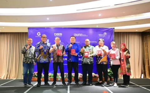 Telkom Hadirkan Solusi Digital Komprehensif untuk Meningkatkan Daya Saing Bank Pembangunan Daerah Jakarta- Bank Pembangunan Daerah (BPD)  berperan strategis untuk menggeliatkan perekonomian kerakyatan di setiap daerah di Indonesia dan dituntut untuk mampu menghadirkan layanan dengan basis teknologi digital. Hal ini penting agar layanan BPD mudah diakses oleh nasabah serta mampu bersaing dengan bank-bank nasional maupun swasta serta para pemain financial technology (fintech) yang layanannya semakin hari semakin diminati oleh nasabah muda yang tech-savvy" Untuk menjawab tantangan tersebut, Telkom Indonesia (TLKM) bersama sejumlah BPD di Kalimantan mengukuhkan komitmen bersama untuk berkontribusi membangun perekonomian kerakyatan dengan memanfaatkan teknologi digital terkini dalam workshop produk dan layanan Telkom. Acara workshop tersebut  diselenggarakan selama dua hari tanggal 6-7 Februari 2025 bertempat di Hotel Ashley Jalan Wahid Hasyim Jakarta,  kolaborasi antara oleh Telkom Regional 4 Kalimantan dan Divisi State Owned Enterprise (SOE) Service. Acara workshop yang dibuka langsung oleh Rachmad Dwi Hartanto selaku EVP Telkom Regional 4 Kalimantan, berlangsung interaktif dan konstruktif dengan menghadirkan sejumlah narasumber yang memaparkan dan membahas sejumlah produk dan layanan digital Telkom yang dapat dimanfaatkan BPD untuk  menghadirkan layanan digital bagi nasabahnya, di samping membantu BPD meningkatkan efisiensi dan produktivitas kerjanya. Hadir dalam acara workshop tersebut sejumlah pejabat dan perwakilan dari BPD se-Kalimantan yaitu Bank Kalbar, Bank Kaltimtara, Bank Kalsel, dan Bank Kalteng serta narasumber eksternal dari Bank DKI, Ibu Yesty, selaku Pimpinan Divisi Bisnis Digital Institutional Banking,  yang memaparkan digitalisasi yang sudah dan akan dijalankan di Bank DKI ke depan. Dari acara workshop selama dua hari tersebut, ditemukenali sejumlah produk dan layanan Telkom Group yang mampu menjawab kebutuhan BPD untuk mewujudkan layanan digital bagi nasabahnya maupun untuk menunjang kegiatan operasional. Adapun layanan Telkom Group yang related dengan kebutuhan BPD antara lain layanan komunikasi data, cyber security