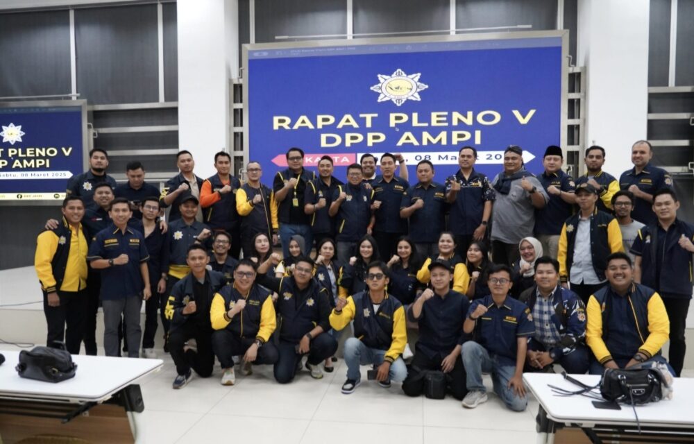 Jakarta – Dewan Pimpinan Pusat Angkatan Muda Pembaharuan Indonesia (Dpp Ampi) Melakukan Revitalisasi Kepengurusan Dalam Rapat Pleno Ke-V Yang Digelar 8 Maret 2025 Di Aula Graha Dpp Partai Golkar. Salah Satu Keputusan Penting Dalam Pleno Tersebut Adalah Penonaktifan Jerry Sambuaga Dari Jabatannya Sebagai Ketua Umum Dpp Ampi Karena Dinilai Melakukan Pelanggaran Berat Terhadap Anggaran Dasar Dan Anggaran Rumah Tangga (Ad/Art) Serta Melanggar Etika Dan Moral Organisasi. Selain Itu, Pleno Juga Menerima Surat Pengunduran Diri Plt. Sekretaris Jenderal Rizky Maulana Dan Mengangkat Hendra Paletteri Sebagai Sekretaris Jenderal Dpp Ampi Secara Definitif. Sementara Itu, Rouli T. Octara Rajagukguk Ditunjuk Sebagai Bendahara Umum Dpp Ampi Yang Baru. Sebagai Bagian Revitalisasi Kepengurusan, Dpp Ampi Juga Memasukan Berbagai Tokoh Nasional Sebagai Wakil Ketua Umum Yaitu Arief Rosyid Hasan, Mantan Ketua Umum Pb Hmi Dan Juga Komandan Tkn Fanta Prabowo-Gibran, Ali Ghiffar Ketua Umum Fokusmaker, Gamal Bahri Ketua Umum Hima Kosgoro 1957 Dan Ade Ghadafi Ketua Umum Angkatan Muda Satkar Ulama Indonesia. Dalam Keputusan Tersebut, Dpp Ampi Juga Menugaskan Para Pengurus Yang Baru Diangkat Untuk Segera Menyelenggarakan Musyawarah Nasional (Munas) Selambat-Lambatnya Dalam Tiga Bulan Ke Depan. Munas Ini Bertujuan Untuk Menata Kembali Kepemimpinan Organisasi Serta Menyusun Program Kerja Yang Lebih Progresif.