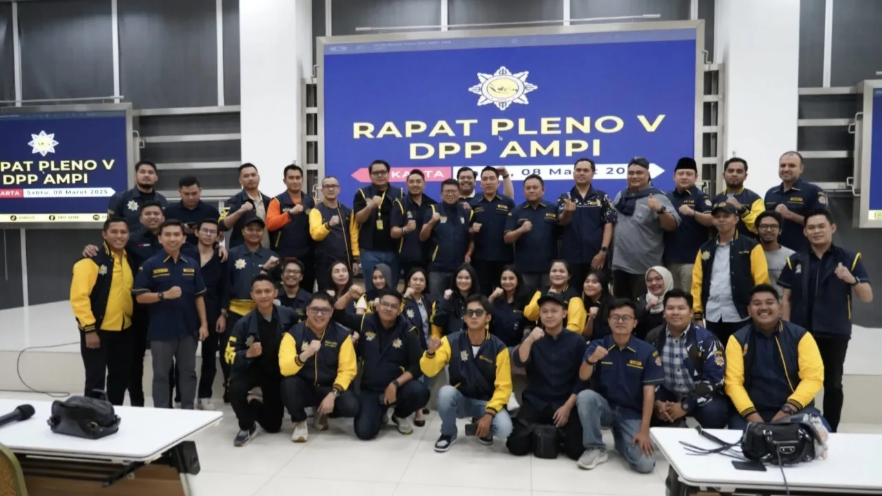 Jakarta – Dewan Pimpinan Pusat Angkatan Muda Pembaharuan Indonesia (DPP AMPI) melakukan revitalisasi kepengurusan dalam Rapat Pleno ke-V yang digelar 8 maret 2025 di aula graha DPP Partai Golkar. Salah satu keputusan penting dalam pleno tersebut adalah penonaktifan Jerry Sambuaga dari jabatannya sebagai Ketua Umum DPP AMPI karena dinilai melakukan pelanggaran berat terhadap Anggaran Dasar dan Anggaran Rumah Tangga (AD/ART) serta melanggar etika dan moral organisasi. Selain itu, pleno juga menerima surat pengunduran diri Plt. Sekretaris Jenderal Rizky Maulana dan mengangkat Hendra Paletteri sebagai Sekretaris Jenderal DPP AMPI secara definitif. Sementara itu, Rouli T. Octara Rajagukguk ditunjuk sebagai Bendahara Umum DPP AMPI yang baru. Sebagai bagian revitalisasi kepengurusan, DPP AMPI juga memasukan berbagai tokoh nasional sebagai Wakil ketua Umum yaitu Arief Rosyid Hasan, mantan ketua Umum PB HMI dan juga komandan TKN Fanta Prabowo-Gibran, Ali Ghiffar ketua Umum Fokusmaker, Gamal Bahri ketua umum Hima Kosgoro 1957 dan Ade Ghadafi Ketua Umum Angkatan Muda Satkar Ulama Indonesia. Dalam keputusan tersebut, DPP AMPI juga menugaskan para pengurus yang baru diangkat untuk segera menyelenggarakan Musyawarah Nasional (Munas) selambat-lambatnya dalam tiga bulan ke depan. Munas ini bertujuan untuk menata kembali kepemimpinan organisasi serta menyusun program kerja yang lebih progresif.