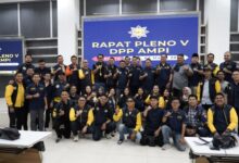 Jakarta – Dewan Pimpinan Pusat Angkatan Muda Pembaharuan Indonesia (Dpp Ampi) Melakukan Revitalisasi Kepengurusan Dalam Rapat Pleno Ke-V Yang Digelar 8 Maret 2025 Di Aula Graha Dpp Partai Golkar. Salah Satu Keputusan Penting Dalam Pleno Tersebut Adalah Penonaktifan Jerry Sambuaga Dari Jabatannya Sebagai Ketua Umum Dpp Ampi Karena Dinilai Melakukan Pelanggaran Berat Terhadap Anggaran Dasar Dan Anggaran Rumah Tangga (Ad/Art) Serta Melanggar Etika Dan Moral Organisasi. Selain Itu, Pleno Juga Menerima Surat Pengunduran Diri Plt. Sekretaris Jenderal Rizky Maulana Dan Mengangkat Hendra Paletteri Sebagai Sekretaris Jenderal Dpp Ampi Secara Definitif. Sementara Itu, Rouli T. Octara Rajagukguk Ditunjuk Sebagai Bendahara Umum Dpp Ampi Yang Baru. Sebagai Bagian Revitalisasi Kepengurusan, Dpp Ampi Juga Memasukan Berbagai Tokoh Nasional Sebagai Wakil Ketua Umum Yaitu Arief Rosyid Hasan, Mantan Ketua Umum Pb Hmi Dan Juga Komandan Tkn Fanta Prabowo-Gibran, Ali Ghiffar Ketua Umum Fokusmaker, Gamal Bahri Ketua Umum Hima Kosgoro 1957 Dan Ade Ghadafi Ketua Umum Angkatan Muda Satkar Ulama Indonesia. Dalam Keputusan Tersebut, Dpp Ampi Juga Menugaskan Para Pengurus Yang Baru Diangkat Untuk Segera Menyelenggarakan Musyawarah Nasional (Munas) Selambat-Lambatnya Dalam Tiga Bulan Ke Depan. Munas Ini Bertujuan Untuk Menata Kembali Kepemimpinan Organisasi Serta Menyusun Program Kerja Yang Lebih Progresif.