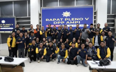Jakarta – Dewan Pimpinan Pusat Angkatan Muda Pembaharuan Indonesia (DPP AMPI) melakukan revitalisasi kepengurusan dalam Rapat Pleno ke-V yang digelar 8 maret 2025 di aula graha DPP Partai Golkar. Salah satu keputusan penting dalam pleno tersebut adalah penonaktifan Jerry Sambuaga dari jabatannya sebagai Ketua Umum DPP AMPI karena dinilai melakukan pelanggaran berat terhadap Anggaran Dasar dan Anggaran Rumah Tangga (AD/ART) serta melanggar etika dan moral organisasi. Selain itu, pleno juga menerima surat pengunduran diri Plt. Sekretaris Jenderal Rizky Maulana dan mengangkat Hendra Paletteri sebagai Sekretaris Jenderal DPP AMPI secara definitif. Sementara itu, Rouli T. Octara Rajagukguk ditunjuk sebagai Bendahara Umum DPP AMPI yang baru. Sebagai bagian revitalisasi kepengurusan, DPP AMPI juga memasukan berbagai tokoh nasional sebagai Wakil ketua Umum yaitu Arief Rosyid Hasan, mantan ketua Umum PB HMI dan juga komandan TKN Fanta Prabowo-Gibran, Ali Ghiffar ketua Umum Fokusmaker, Gamal Bahri ketua umum Hima Kosgoro 1957 dan Ade Ghadafi Ketua Umum Angkatan Muda Satkar Ulama Indonesia. Dalam keputusan tersebut, DPP AMPI juga menugaskan para pengurus yang baru diangkat untuk segera menyelenggarakan Musyawarah Nasional (Munas) selambat-lambatnya dalam tiga bulan ke depan. Munas ini bertujuan untuk menata kembali kepemimpinan organisasi serta menyusun program kerja yang lebih progresif.