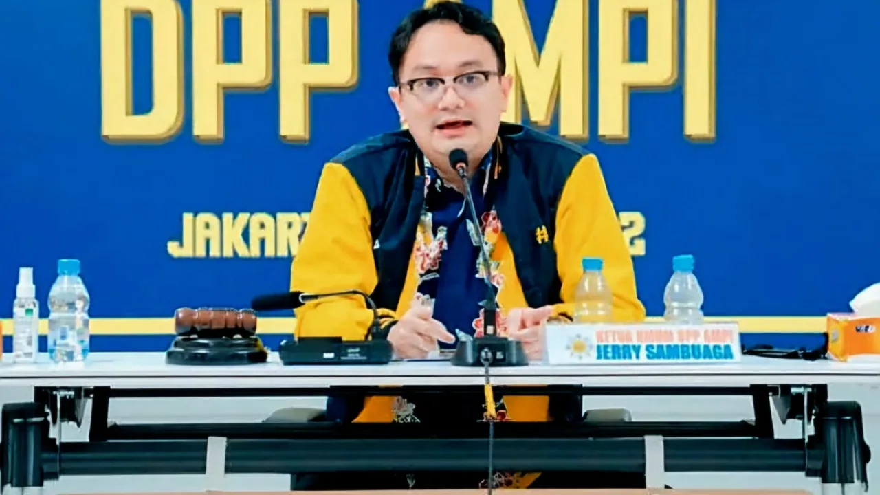 DPP AMPI Solid di Bawah Kepemimpinan Jerry Sambuaga Teropingistana.com Jakarta - Posisi Jerry Sambuaga sebagai Ketua Umum DPP Angkatan Muda Pembaharuan Indonesia (AMPI) dinilai tetap berlaku hingga masa bakti 2027. Kegiatan yang mengatasnamakan Rapat Pleno AMPI ke-V yang menonaktifkan Jerry diklaim tidak sah. "Rapat yang mengatasnamakan DPP AMPI yang dilakukan oleh saudara Omar Syarief pada hari Sabtu 8 Maret 2025 adalah ilegal dan tidak sah karena bertentangan dengan AD/ART dan Peraturan Organisasi," tegas Wakil Ketua Umum DPP AMPI Ema Asmawati melalui keterangan tertulis, Minggu, 9 Maret 2025. Menurut Ema, penonaktifan Jerry tidak memiliki dasar hukum atau landasan organisasi yang jelas. Bahkan, penyelenggaraan rapat di Kantor DPP Partai Golkar disebut tidak memiliki izin. "Tempat mereka bikin rapat pleno saja kabarnya mereka tidak minta izin sama DPP Partai Golkar. Mereka seenaknya gunakan aula Golkar untuk bikin pertemuan ilegal mengatasnamakan AMPI padahal tidak mendapatkan izin dari DPP Golkar," ungkap dia. Selain itu, Emma menyampaikan DPP AMPI fokus melakukan kegiatan positif bersama masyarakat selama bulan suci Ramadan. Seperti memberikan takjil dan makanan untuk bukber bersama warga sekitar Kantor DPP Partai Golkar serta memberikan bantuan kepada warga korban banjir di wilayah Jabodetabek. Menurut dia, kegiatan tersebut dilakukan sambil menunggu proses yang dilakukan di Dewan Etik Partai Golkar. "DPP AMPI menghormati proses yang dilakukan di Dewan Etik. Setelah proses dan putusan Dewan Etik selesai, DPP AMPI akan segera melakukan rapat pleno yang sah dan legal," ujar dia. Penegasan juga disampaikan Ketua DPD AMPI Kalimantan Tengah, Windarti. Dia mengeklaim pihaknya bersama pengurus DPD AMPI seluruh Indonesia solid di bawah kepemimpinan Jerry Sambuaga. "Kami para kader AMPI di daerah solid bersama Ketum Jerry. Apa yang dilakukan oleh Saudara Omar Syarief yang mengatasnamakan DPP AMPI adalah ilegal dan tidak sah. Itu jelas melanggar AD/ART dan Peraturan Organisasi," kata Windarti. Menurut Windarti, sebaiknya persoalan di internal pengurus diselesaikan melalui musyawarah mufakat. Jika tidak bisa diselesaikan, bisa juga dibawa ke Dewan Etik, bukan langsung menggelar pleno yang prematur. "Akhirnya bisa muncul pertanyaan, siapa aktor yang sebenarnya memiliki agenda dibalik rapat ilegal ini," ungkap dia. Sementara itu, Wakil Bendahara Umum DPP AMPI Abdi Perwito mengatakan yang seharusnya dipecat adalah Omar Syarief. Sebab, menggelar rapat pleno dengan mengatasnamakan DPP AMPI. "Yang seharusnya dipecat adalah saudara Omar dan oknum-oknum yang mengatasnamakan DPP AMPI yang membuat rapat ilegal itu. Karena yang mereka lakukan adalah ilegal dan bisa dikategorikan sebagai perbuatan makar," kata Abdi.