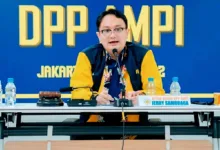 DPP AMPI Solid di Bawah Kepemimpinan Jerry Sambuaga Teropingistana.com Jakarta - Posisi Jerry Sambuaga sebagai Ketua Umum DPP Angkatan Muda Pembaharuan Indonesia (AMPI) dinilai tetap berlaku hingga masa bakti 2027. Kegiatan yang mengatasnamakan Rapat Pleno AMPI ke-V yang menonaktifkan Jerry diklaim tidak sah. "Rapat yang mengatasnamakan DPP AMPI yang dilakukan oleh saudara Omar Syarief pada hari Sabtu 8 Maret 2025 adalah ilegal dan tidak sah karena bertentangan dengan AD/ART dan Peraturan Organisasi," tegas Wakil Ketua Umum DPP AMPI Ema Asmawati melalui keterangan tertulis, Minggu, 9 Maret 2025. Menurut Ema, penonaktifan Jerry tidak memiliki dasar hukum atau landasan organisasi yang jelas. Bahkan, penyelenggaraan rapat di Kantor DPP Partai Golkar disebut tidak memiliki izin. "Tempat mereka bikin rapat pleno saja kabarnya mereka tidak minta izin sama DPP Partai Golkar. Mereka seenaknya gunakan aula Golkar untuk bikin pertemuan ilegal mengatasnamakan AMPI padahal tidak mendapatkan izin dari DPP Golkar," ungkap dia. Selain itu, Emma menyampaikan DPP AMPI fokus melakukan kegiatan positif bersama masyarakat selama bulan suci Ramadan. Seperti memberikan takjil dan makanan untuk bukber bersama warga sekitar Kantor DPP Partai Golkar serta memberikan bantuan kepada warga korban banjir di wilayah Jabodetabek. Menurut dia, kegiatan tersebut dilakukan sambil menunggu proses yang dilakukan di Dewan Etik Partai Golkar.  "DPP AMPI menghormati proses yang dilakukan di Dewan Etik. Setelah proses dan putusan Dewan Etik selesai, DPP AMPI akan segera melakukan rapat pleno yang sah dan legal," ujar dia. Penegasan juga disampaikan Ketua DPD AMPI Kalimantan Tengah, Windarti. Dia mengeklaim pihaknya bersama pengurus DPD AMPI seluruh Indonesia solid di bawah kepemimpinan Jerry Sambuaga. "Kami para kader AMPI di daerah solid bersama Ketum Jerry. Apa yang dilakukan oleh Saudara Omar Syarief yang mengatasnamakan DPP AMPI adalah ilegal dan tidak sah. Itu jelas melanggar AD/ART dan Peraturan Organisasi," kata Windarti. Menurut Windarti, sebaiknya persoalan di internal pengurus diselesaikan melalui musyawarah mufakat. Jika tidak bisa diselesaikan, bisa juga dibawa ke Dewan Etik, bukan langsung menggelar pleno yang prematur. "Akhirnya bisa muncul pertanyaan, siapa aktor yang sebenarnya memiliki agenda dibalik rapat ilegal ini," ungkap dia. Sementara itu, Wakil Bendahara Umum DPP AMPI Abdi Perwito mengatakan yang seharusnya dipecat adalah Omar Syarief. Sebab, menggelar rapat pleno dengan mengatasnamakan DPP AMPI. "Yang seharusnya dipecat adalah saudara Omar dan oknum-oknum yang mengatasnamakan DPP AMPI yang membuat rapat ilegal itu. Karena yang mereka lakukan adalah ilegal dan bisa dikategorikan sebagai perbuatan makar," kata Abdi.  