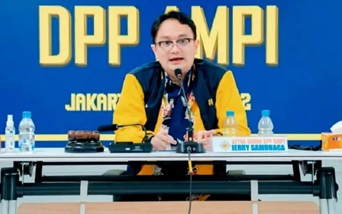 DPP AMPI Solid di Bawah Kepemimpinan Jerry Sambuaga Teropingistana.com Jakarta - Posisi Jerry Sambuaga sebagai Ketua Umum DPP Angkatan Muda Pembaharuan Indonesia (AMPI) dinilai tetap berlaku hingga masa bakti 2027. Kegiatan yang mengatasnamakan Rapat Pleno AMPI ke-V yang menonaktifkan Jerry diklaim tidak sah. "Rapat yang mengatasnamakan DPP AMPI yang dilakukan oleh saudara Omar Syarief pada hari Sabtu 8 Maret 2025 adalah ilegal dan tidak sah karena bertentangan dengan AD/ART dan Peraturan Organisasi," tegas Wakil Ketua Umum DPP AMPI Ema Asmawati melalui keterangan tertulis, Minggu, 9 Maret 2025. Menurut Ema, penonaktifan Jerry tidak memiliki dasar hukum atau landasan organisasi yang jelas. Bahkan, penyelenggaraan rapat di Kantor DPP Partai Golkar disebut tidak memiliki izin. "Tempat mereka bikin rapat pleno saja kabarnya mereka tidak minta izin sama DPP Partai Golkar. Mereka seenaknya gunakan aula Golkar untuk bikin pertemuan ilegal mengatasnamakan AMPI padahal tidak mendapatkan izin dari DPP Golkar," ungkap dia. Selain itu, Emma menyampaikan DPP AMPI fokus melakukan kegiatan positif bersama masyarakat selama bulan suci Ramadan. Seperti memberikan takjil dan makanan untuk bukber bersama warga sekitar Kantor DPP Partai Golkar serta memberikan bantuan kepada warga korban banjir di wilayah Jabodetabek. Menurut dia, kegiatan tersebut dilakukan sambil menunggu proses yang dilakukan di Dewan Etik Partai Golkar. "DPP AMPI menghormati proses yang dilakukan di Dewan Etik. Setelah proses dan putusan Dewan Etik selesai, DPP AMPI akan segera melakukan rapat pleno yang sah dan legal," ujar dia. Penegasan juga disampaikan Ketua DPD AMPI Kalimantan Tengah, Windarti. Dia mengeklaim pihaknya bersama pengurus DPD AMPI seluruh Indonesia solid di bawah kepemimpinan Jerry Sambuaga. "Kami para kader AMPI di daerah solid bersama Ketum Jerry. Apa yang dilakukan oleh Saudara Omar Syarief yang mengatasnamakan DPP AMPI adalah ilegal dan tidak sah. Itu jelas melanggar AD/ART dan Peraturan Organisasi," kata Windarti. Menurut Windarti, sebaiknya persoalan di internal pengurus diselesaikan melalui musyawarah mufakat. Jika tidak bisa diselesaikan, bisa juga dibawa ke Dewan Etik, bukan langsung menggelar pleno yang prematur. "Akhirnya bisa muncul pertanyaan, siapa aktor yang sebenarnya memiliki agenda dibalik rapat ilegal ini," ungkap dia. Sementara itu, Wakil Bendahara Umum DPP AMPI Abdi Perwito mengatakan yang seharusnya dipecat adalah Omar Syarief. Sebab, menggelar rapat pleno dengan mengatasnamakan DPP AMPI. "Yang seharusnya dipecat adalah saudara Omar dan oknum-oknum yang mengatasnamakan DPP AMPI yang membuat rapat ilegal itu. Karena yang mereka lakukan adalah ilegal dan bisa dikategorikan sebagai perbuatan makar," kata Abdi.
