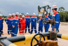 Bahlil Bela Terkait Korupsi Pt Pertamina, Warga Hanya Pelaku Yang Mewajarkan Tindak Kejahatan Teropongistana.com Jakarta - Di Tengah Riuh Amarah Publik Terhadap Ulah Pertamina Yang Telah Melakukan Kecurangan. Pejabat Satu Ini Mendadak Sukses Bikin Masyarakat Makin Geram Dengan Pernyataan Yang Dianggap Tidak Pantas. Pernyataan Tersebut Dilontarkan Oleh Menteri Energi Dan Sumber Daya Mineral (Esdm) Bahlil Lahadalia, Yang Mengutarakan Hal Yang Berkebalikan Dengan Penuturan Pihak Kejaksaan. Sebagai Informasi, Mulanya Kejaksaan Agung Mengunkap Kasus Korupsi Tata Kelola Minyak Yang Bikin Rakyat Dan Negara Rugi Hingga Hampir 1 Triliun Rupiah. Saat Awal Kasus Ini Mencuat, Direktur Penyidikan Jaksa Agung Muda Tindak Pidana Khusus (Jampidsus) Abdul Qohar Memaparkan Bahwa Jenis Bbm Yang Didatangkan Dari Luar Negeri Adalah Bbm Ron 90 Yang Dimanipulasi Dan Dijual Ke Masyarakat Seolah Menjadi Bahan Bakar Beroktan Tinggi, Dengan Harga Yang Lebih Mahal. Menurut Qohar, Pt Pertamina Patra Niagajuga Turut Melakukan Kejahatan Lain Yakni Blending Atau Pencampuran Melalui Stroge Atau Depo. &Amp;Quot;Kemudian Dilakukanlah Pencampuran Di Depo Untuk Selanjutnya Dijadikan Ron 92, Meski Hal Tersebut Dilarang,&Amp;Quot; Ujar Qohar (24/2/2025). Beberapa Hari Kemudian, Bahlil, Malah Mengutarakan Bahwa Hal Tersebut Tidak Masalah Untuk Dilakukan. “Boleh (Blending) Sebenarnya, Selama Kualitasnya, Speknya (Spesifikasinya) Sama,” Ucap Bahlil Ketika Ditemui Di Kantor Kementerian Esdm, Jakarta, Rabu (26/2/2025). Ungkapan Tersebut Pun Ramai Dikutip Di Media Sosial, Membuat Publik Naik Pitam. Salah Satunya Di Sebuah Unggahan Tiktok Oleh Akun &Amp;Quot;Perempuan Threads&Amp;Quot;. Dalam Unggahan Tersebut, Pembuat Konten Ini Menyoroti Pernyataan Bahlil Yang Disambut Dengan Komentar Pedas Netizen. &Amp;Quot;Bahlil Kalau Nggak Ngerti Apa-Apa Mending Diem. Hanya Pelaku Yang Mewajarkan Tindak Kejahatan,&Amp;Quot; Tuding Warganet Lain.