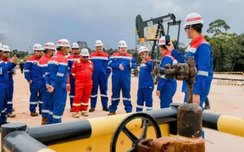 Bahlil Bela Terkait Korupsi PT Pertamina, Warga Hanya Pelaku yang Mewajarkan Tindak Kejahatan Teropongistana.com Jakarta - Di tengah riuh amarah publik terhadap ulah Pertamina yang telah melakukan kecurangan. Pejabat satu ini mendadak sukses bikin masyarakat makin geram dengan pernyataan yang dianggap tidak pantas. Pernyataan tersebut dilontarkan oleh Menteri Energi dan Sumber Daya Mineral (ESDM) Bahlil Lahadalia, yang mengutarakan hal yang berkebalikan dengan penuturan pihak Kejaksaan. Sebagai informasi, mulanya Kejaksaan Agung mengunkap kasus korupsi tata kelola minyak yang bikin rakyat dan negara rugi hingga hampir 1 triliun rupiah. Saat awal kasus ini mencuat, Direktur Penyidikan Jaksa Agung Muda Tindak Pidana Khusus (Jampidsus) Abdul Qohar memaparkan bahwa jenis BBM yang didatangkan dari luar negeri adalah BBM RON 90 yang dimanipulasi dan dijual ke masyarakat seolah menjadi bahan bakar beroktan tinggi, dengan harga yang lebih mahal. Menurut Qohar, PT Pertamina Patra Niagajuga turut melakukan kejahatan lain yakni blending atau pencampuran melalui stroge atau depo. "Kemudian dilakukanlah pencampuran di depo untuk selanjutnya dijadikan RON 92, meski hal tersebut dilarang," ujar Qohar (24/2/2025). Beberapa hari kemudian, Bahlil, malah mengutarakan bahwa hal tersebut tidak masalah untuk dilakukan. “Boleh (blending) sebenarnya, selama kualitasnya, speknya (spesifikasinya) sama,” ucap Bahlil ketika ditemui di Kantor Kementerian ESDM, Jakarta, Rabu (26/2/2025). Ungkapan tersebut pun ramai dikutip di media sosial, membuat publik naik pitam. Salah satunya di sebuah unggahan TikTok oleh akun "Perempuan Threads". Dalam unggahan tersebut, pembuat konten ini menyoroti pernyataan bahlil yang disambut dengan komentar pedas netizen. "Bahlil kalau nggak ngerti apa-apa mending diem. Hanya pelaku yang mewajarkan tindak kejahatan," tuding warganet lain.