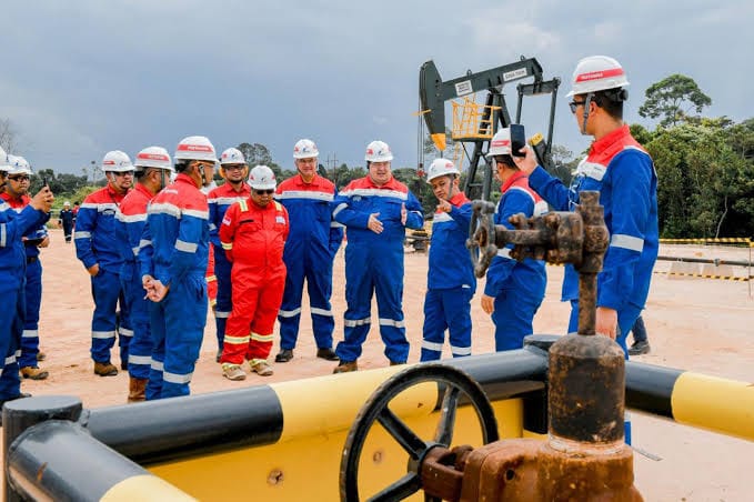 Bahlil Bela Terkait Korupsi Pt Pertamina, Warga Hanya Pelaku Yang Mewajarkan Tindak Kejahatan Teropongistana.com Jakarta - Di Tengah Riuh Amarah Publik Terhadap Ulah Pertamina Yang Telah Melakukan Kecurangan. Pejabat Satu Ini Mendadak Sukses Bikin Masyarakat Makin Geram Dengan Pernyataan Yang Dianggap Tidak Pantas. Pernyataan Tersebut Dilontarkan Oleh Menteri Energi Dan Sumber Daya Mineral (Esdm) Bahlil Lahadalia, Yang Mengutarakan Hal Yang Berkebalikan Dengan Penuturan Pihak Kejaksaan. Sebagai Informasi, Mulanya Kejaksaan Agung Mengunkap Kasus Korupsi Tata Kelola Minyak Yang Bikin Rakyat Dan Negara Rugi Hingga Hampir 1 Triliun Rupiah. Saat Awal Kasus Ini Mencuat, Direktur Penyidikan Jaksa Agung Muda Tindak Pidana Khusus (Jampidsus) Abdul Qohar Memaparkan Bahwa Jenis Bbm Yang Didatangkan Dari Luar Negeri Adalah Bbm Ron 90 Yang Dimanipulasi Dan Dijual Ke Masyarakat Seolah Menjadi Bahan Bakar Beroktan Tinggi, Dengan Harga Yang Lebih Mahal. Menurut Qohar, Pt Pertamina Patra Niagajuga Turut Melakukan Kejahatan Lain Yakni Blending Atau Pencampuran Melalui Stroge Atau Depo. &Quot;Kemudian Dilakukanlah Pencampuran Di Depo Untuk Selanjutnya Dijadikan Ron 92, Meski Hal Tersebut Dilarang,&Quot; Ujar Qohar (24/2/2025). Beberapa Hari Kemudian, Bahlil, Malah Mengutarakan Bahwa Hal Tersebut Tidak Masalah Untuk Dilakukan. “Boleh (Blending) Sebenarnya, Selama Kualitasnya, Speknya (Spesifikasinya) Sama,” Ucap Bahlil Ketika Ditemui Di Kantor Kementerian Esdm, Jakarta, Rabu (26/2/2025). Ungkapan Tersebut Pun Ramai Dikutip Di Media Sosial, Membuat Publik Naik Pitam. Salah Satunya Di Sebuah Unggahan Tiktok Oleh Akun &Quot;Perempuan Threads&Quot;. Dalam Unggahan Tersebut, Pembuat Konten Ini Menyoroti Pernyataan Bahlil Yang Disambut Dengan Komentar Pedas Netizen. &Quot;Bahlil Kalau Nggak Ngerti Apa-Apa Mending Diem. Hanya Pelaku Yang Mewajarkan Tindak Kejahatan,&Quot; Tuding Warganet Lain.