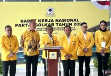 Teropongistana.com Jakarta - Ketua Umum Partai Golkar, kursi Bahlil Lahadilia kembali di goyang, Kursinya di partai sedang di ganggu.Sebab, arus bawah Partai Golkar diyakini sudah tidak puas dengan kepemimpinan Bahlil Lahadalia karena kerap membuat kegaduhan di pemerintahan Prabowo Subianto. Belum selsai gas 3 kg kini muncul dugaan bahlil terlibat mega korupsi di pt pertamina patra niaga dimana masyarakat melihat bahlil orang pertama yang mengatakan wajar atas pengoplosan pertallit menjadi pertamak ini membuat kecurigaan bagi masyarakat banyak, 6/3. Informasi yang di himpun dari pengurus internal partai golkar yang tidak mau disebutkan namanya AR menjelaskan, Digolkar memiliki paksi-paksi yang sekarang merasa tidak puas atas kepemimpinan bahlil. " Dari awal bahlil lahadalia mendapat penolakan keras menjadi ketua umum buktinya sehari bahlil ditetapkan menjadi ketua umum kader golkar langsung menggugatnya itu bukti ketidak puasan terhadap bahlil. Kini keresahan di tubuh partai golkar mulai gejolak karena bahlil kerap membuat kegaduhan yang merugikan rakayat, selain itu pengurus DPP partai Golkar banyak di isi Exs Napi Korupsi ini mengancam hancurnya marwah golkar kedepan. " 33 DPD Partai Golkar menginginkan segera dilakukan munaslub karena bahlil lahadalia di anggap tidak merangkul semua golongan kali ini semua pengurus dpp partai golkar hanya orang-orang bahlil . Selain itu orang-orang dekat bahlil yang menduduki kepengurusan di dpp partai golkar terlalu ugal-ugalan memaksakan kehendaknya, kami berharap sebagai kader muda segera dilakukan munaslub sekarang kepengurusan di daerah terkekang. Dia menilai, ada satu sikap Bahlil yang semakin menimbulkan perasaan kader Golkar untuk menyegerakan Munaslub Golkar, yakni adegan Bahlil cium tangan Gibran Rakabuming Raka yang merupakan putra Joko Widodo. Sebelumnya, beredar di aplikasi berbagi pesan Whatsapp pada Rabu 12 Februari 2025, gambar lima figur calon Ketua Umum Partai Golkar. Muncul empat poster calon ketua umum partai golkar Kabinet Merah Putih, yakni Meutya Viada Hafid yang saat ini menjabat Menteri Komunikasi dan Digital. Lalu Nusron Wahid yang menjabat Menteri Agraria dan Tata Ruang, Dito Ariotedjo yang menjabat Menteri Pemuda dan Olahraga, serta Maman Abdurahman yang menduduki jabatan Menteri Usaha Mikro, Kecil, dan Menengah. Sementara satu nama lainnya adalah Bambang Soesatyo. Orang-orang Bahlil di kepengurusan dpp partai Golkar banyak orang-orang yang tidak berproses dari nol yang tiba-tiba menduduki kursi DPP ini bahaya buat partai Golkar. Golkar Bukan milik Bahlil Lahadalia melainkan milik rakyat indonesia jadi jangan seenaknya. Kami berharap presiden prabowo tau misi rahasia Golkar di pimpin Bahlil lahadali, ungkapnya.