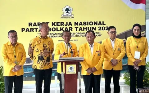 Teropongistana.com Jakarta - Ketua Umum Partai Golkar, kursi Bahlil Lahadilia kembali di goyang, Kursinya di partai sedang di ganggu.Sebab, arus bawah Partai Golkar diyakini sudah tidak puas dengan kepemimpinan Bahlil Lahadalia karena kerap membuat kegaduhan di pemerintahan Prabowo Subianto. Belum selsai gas 3 kg kini muncul dugaan bahlil terlibat mega korupsi di pt pertamina patra niaga dimana masyarakat melihat bahlil orang pertama yang mengatakan wajar atas pengoplosan pertallit menjadi pertamak ini membuat kecurigaan bagi masyarakat banyak, 6/3. Informasi yang di himpun dari pengurus internal partai golkar yang tidak mau disebutkan namanya AR menjelaskan, Digolkar memiliki paksi-paksi yang sekarang merasa tidak puas atas kepemimpinan bahlil. " Dari awal bahlil lahadalia mendapat penolakan keras menjadi ketua umum buktinya sehari bahlil ditetapkan menjadi ketua umum kader golkar langsung menggugatnya itu bukti ketidak puasan terhadap bahlil. Kini keresahan di tubuh partai golkar mulai gejolak karena bahlil kerap membuat kegaduhan yang merugikan rakayat, selain itu pengurus DPP partai Golkar banyak di isi Exs Napi Korupsi ini mengancam hancurnya marwah golkar kedepan. " 33 DPD Partai Golkar menginginkan segera dilakukan munaslub karena bahlil lahadalia di anggap tidak merangkul semua golongan kali ini semua pengurus dpp partai golkar hanya orang-orang bahlil . Selain itu orang-orang dekat bahlil yang menduduki kepengurusan di dpp partai golkar terlalu ugal-ugalan memaksakan kehendaknya, kami berharap sebagai kader muda segera dilakukan munaslub sekarang kepengurusan di daerah terkekang. Dia menilai, ada satu sikap Bahlil yang semakin menimbulkan perasaan kader Golkar untuk menyegerakan Munaslub Golkar, yakni adegan Bahlil cium tangan Gibran Rakabuming Raka yang merupakan putra Joko Widodo. Sebelumnya, beredar di aplikasi berbagi pesan Whatsapp pada Rabu 12 Februari 2025, gambar lima figur calon Ketua Umum Partai Golkar. Muncul empat poster calon ketua umum partai golkar Kabinet Merah Putih, yakni Meutya Viada Hafid yang saat ini menjabat Menteri Komunikasi dan Digital. Lalu Nusron Wahid yang menjabat Menteri Agraria dan Tata Ruang, Dito Ariotedjo yang menjabat Menteri Pemuda dan Olahraga, serta Maman Abdurahman yang menduduki jabatan Menteri Usaha Mikro, Kecil, dan Menengah. Sementara satu nama lainnya adalah Bambang Soesatyo. Orang-orang Bahlil di kepengurusan dpp partai Golkar banyak orang-orang yang tidak berproses dari nol yang tiba-tiba menduduki kursi DPP ini bahaya buat partai Golkar. Golkar Bukan milik Bahlil Lahadalia melainkan milik rakyat indonesia jadi jangan seenaknya. Kami berharap presiden prabowo tau misi rahasia Golkar di pimpin Bahlil lahadali, ungkapnya.