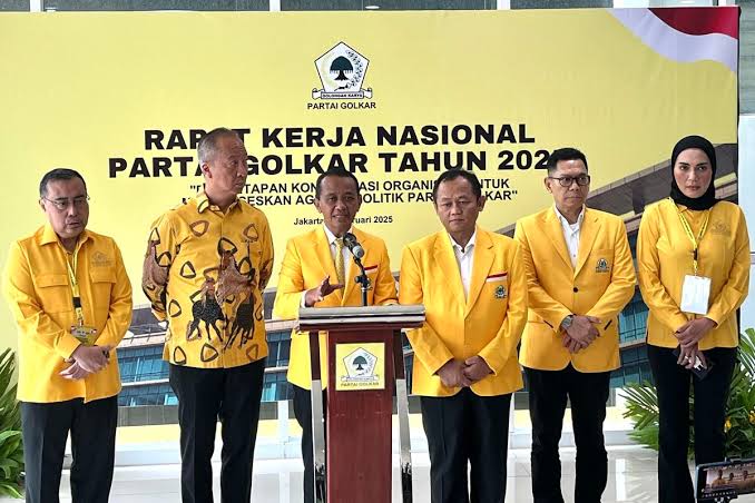 Teropongistana.com Jakarta - Ketua Umum Partai Golkar, Kursi Bahlil Lahadilia Kembali Di Goyang, Kursinya Di Partai Sedang Di Ganggu.sebab, Arus Bawah Partai Golkar Diyakini Sudah Tidak Puas Dengan Kepemimpinan Bahlil Lahadalia Karena Kerap Membuat Kegaduhan Di Pemerintahan Prabowo Subianto. Belum Selsai Gas 3 Kg Kini Muncul Dugaan Bahlil Terlibat Mega Korupsi Di Pt Pertamina Patra Niaga Dimana Masyarakat Melihat Bahlil Orang Pertama Yang Mengatakan Wajar Atas Pengoplosan Pertallit Menjadi Pertamak Ini Membuat Kecurigaan Bagi Masyarakat Banyak, 6/3. Informasi Yang Di Himpun Dari Pengurus Internal Partai Golkar Yang Tidak Mau Disebutkan Namanya Ar Menjelaskan, Digolkar Memiliki Paksi-Paksi Yang Sekarang Merasa Tidak Puas Atas Kepemimpinan Bahlil. &Quot; Dari Awal Bahlil Lahadalia Mendapat Penolakan Keras Menjadi Ketua Umum Buktinya Sehari Bahlil Ditetapkan Menjadi Ketua Umum Kader Golkar Langsung Menggugatnya Itu Bukti Ketidak Puasan Terhadap Bahlil. Kini Keresahan Di Tubuh Partai Golkar Mulai Gejolak Karena Bahlil Kerap Membuat Kegaduhan Yang Merugikan Rakayat, Selain Itu Pengurus Dpp Partai Golkar Banyak Di Isi Exs Napi Korupsi Ini Mengancam Hancurnya Marwah Golkar Kedepan. &Quot; 33 Dpd Partai Golkar Menginginkan Segera Dilakukan Munaslub Karena Bahlil Lahadalia Di Anggap Tidak Merangkul Semua Golongan Kali Ini Semua Pengurus Dpp Partai Golkar Hanya Orang-Orang Bahlil . Selain Itu Orang-Orang Dekat Bahlil Yang Menduduki Kepengurusan Di Dpp Partai Golkar Terlalu Ugal-Ugalan Memaksakan Kehendaknya, Kami Berharap Sebagai Kader Muda Segera Dilakukan Munaslub Sekarang Kepengurusan Di Daerah Terkekang. Dia Menilai, Ada Satu Sikap Bahlil Yang Semakin Menimbulkan Perasaan Kader Golkar Untuk Menyegerakan Munaslub Golkar, Yakni Adegan Bahlil Cium Tangan Gibran Rakabuming Raka Yang Merupakan Putra Joko Widodo. Sebelumnya, Beredar Di Aplikasi Berbagi Pesan Whatsapp Pada Rabu 12 Februari 2025, Gambar Lima Figur Calon Ketua Umum Partai Golkar. Muncul Empat Poster Calon Ketua Umum Partai Golkar Kabinet Merah Putih, Yakni Meutya Viada Hafid Yang Saat Ini Menjabat Menteri Komunikasi Dan Digital. Lalu Nusron Wahid Yang Menjabat Menteri Agraria Dan Tata Ruang, Dito Ariotedjo Yang Menjabat Menteri Pemuda Dan Olahraga, Serta Maman Abdurahman Yang Menduduki Jabatan Menteri Usaha Mikro, Kecil, Dan Menengah. Sementara Satu Nama Lainnya Adalah Bambang Soesatyo. Orang-Orang Bahlil Di Kepengurusan Dpp Partai Golkar Banyak Orang-Orang Yang Tidak Berproses Dari Nol Yang Tiba-Tiba Menduduki Kursi Dpp Ini Bahaya Buat Partai Golkar. Golkar Bukan Milik Bahlil Lahadalia Melainkan Milik Rakyat Indonesia Jadi Jangan Seenaknya. Kami Berharap Presiden Prabowo Tau Misi Rahasia Golkar Di Pimpin Bahlil Lahadali, Ungkapnya.