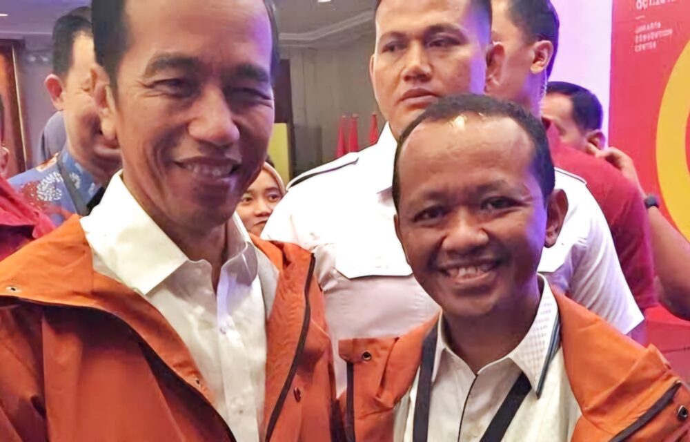 Bahlil Bermain...! Ali Wongso Ingatkan Jangan Langgar Ad/Art Dan Intervensi Soksi Teropongistana.com Jakarta - Ketua Umum Dewan Pimpinan Nasional Sentral Organisasi Karyawan Swadiri Indonesia Atau Soksi Ir. Ali Wongso Sinaga Mengingatkan Dengan Santun Pimpinan Pusat Partai Golkar Agar Jangan Sampai Melanggar Ad/Art Partai Golkar Sebagai Konstitusi Organisasi Dengan Dalih Apapun. Termasuk Dalih Konsolidasi Partai Lalu Mengintervensi Soksi Sebagai Ormas Pendiri Yang Turut Melahirkan Golkar 61 Tahun Lampau. Hal Itu Disampaikannya Menanggapi Rekomendasi Memo Dinas Ketua Bidang Hubungan Ormas Dpp Partai Golkar Kepada Ketua Umum Dpp Partai Golkar Pada 24 Maret 2025 Lalu,  Perihal “Musyawarah Nasional Depinas Soksi”. Rekomendasi  Tersebut Diedarkan Luas Ke Media Publik Meski Itu Masih Prematur Sehingga Sifatnya Sangat Terbatas Dan Internal. “Saya Tak Tahu Apa Hal Itu Skenario Sendiri Atau Diarahkan Dari Atasnya Atau Sampingnya, Tetapi Bagaimanapun Perilaku Yang Mengarah Inkonstitusional Organisasi Terhadap Ad/Art Partai Golkar Dan Bentuk Resistensi Terhadap Tegaknya Hukum Harus Dicegah Sedini Mungkin Agar Tidak Preseden Terhadap Ormas Pendiri Lainnya Dan Juga Tidak Jadi Virus Yang Menyebar Dan Akhirnya Merusak Partai Golkar Kedepan,” Tegas Politisi Senior Mantan Ketua Dpp Partai Golkar Tiga Periode Itu Kepada Wartawan, Kamis (27/3/2025), Didampingi Beberapa Pemimpin Nasional Soksi Di Antaranya, Sekjen Soksi, Dr. Iliyas Indra, Wakil Ketua Umum Soksi Drs Anshari Wiriasaputra Dan Drs. Valentino Barus, Wakil Sekjen Soksi Prasetyo, Se Dan Anggota Dewan Pakar Soksi, Dedi Mulyono Dipl.ing Di Jakarta. “Karena Isi Rekomendasi Itu Sudah Tersebar Di Publik, Kami Memandang Perlu Menyampaikan Klarifikasi Kepada Publik, Selain Kami Sudah Mengirimkan Surat Klarifikasi Kemarin Kepada Ketua Umum Dpp Partai Golkar,” Lanjut Ali Wongso. Untuk Diketahui, Isi Rekomendasi Yang Dikeluarkan Oleh Dpp Tersebut, Pertama, Meminta Ketua Umum Dpp Partai Golkar Membekukan/Menonaktifkan Kepengurusan Dewan Pimpinan Nasional Soksi Oleh Sdr. Ir.ali Wongso Sinaga Dan Juga Meminta Sdr. Bahlil Lahadalia Untuk Berkoordinasi Dengan Menkumham Ri Agar Menerbitkan Sk Menkumham Atas Nama Soksi Berdasarkan Musyawarah Nasional (Munas) Soksi Tahun 2025. Rekomendasi Itu Kata Ali Wongso Jelas Naif Dan Keliru Sebab Itu Mendorong Seorang Ketua Umum Partai Golkar Dan Kelembagaan Dpp Partai Untuk Melanggar Ad/Art Partai Golkar. Selai Itu Mengandung Potensi Menjerumuskan Karena Mendorong Ketua Umum Partai Golkar Untuk Mencoba Memperalat Menkumham Ri Melegalkan Rencana Rekayasa Suatu Musyawarah Nasional Soksi Tahun 2025 Yang Sudah Pasti Illegal.  Karena Legal Standing Atas Nama Soksi Dari Pemerintah, Hanya Ada Pada Kepemimpinan Ali Wongso Yaitu, Kepmenkumham Ri Nomor : Ahu – 0000578. Ah.01.08 Tanggal 26 April 2023 Dengan Ketua Umum Ali Wongso Halomoan Sinaga, Sekjen Dr.iliyas Indra, Bendum Kgph. Dr. Muhammad K Hasanuddin. Jika Yang Direkomendasikan Adalah Munas Depinas Soksi Tahun 2025, Adalah Legal Berdasarkan Ad/Art Ormas Bernama Depinas Soksi Dengan Kepmenkumham Ri Nomor : Ahu – 0011285. Ah.01.07 Tanggal 3 Desember 2020 Dibawah Ketua Umum Dewan Pimpinan Nasional Depinas Soksi, Saudara Ahmadi Noor Supit,” Ujarnya. Kedua, Timbulnya Rekomendasi Dari Pimpinan Partai Yang Terkesan Naif Dan Keliru Itu, Dapat Dilihat Merupakan Cerminan Indikator Tingkat Kematangan Dan Disiplin Kepemimpinan Yang Membutuhkan Perhatian Ketua Umum Partai Golkar Guna Optimasi Konsolidasi Partai Golkar Kedepan. “Harapan Kami Kepada Ketua Umum Partai Golkar Sebagai Penanggungjawab Dan Pemimpin Tertinggi Partai Golkar Tidak Terpengaruh Dan Terjebak Dengan Rekomendasi Itu.   Kami Tetap Menaruh Percaya Dan Harapan Kepada Ketua Umum Sebagai Kader Senior Yang Tentunya Amat Memahami Bahwa Semua Ormas Pendiri Partai Golkar Itu Sifatnya Otonom, Bukan Inbody Di Dalam Dan Bukan Di Bawah Struktur Partai Golkar, Sehingga Tidak Ada Dasar Hukum Apapun Pada Ad/Art Partai Golkar Yang Memberi Kewenangan Dpp Partai Golkar Untuk Dapat Mendikte Atau Mengintervensi Apalagi Membekukan Kepemimpinan Suatu Ormas Pendiri Sebagaimana Rekomendasi Naif Dan Sesat Itu,” Kata Ali Wongso. Dalam Kaitan Konsolidasi Partai Golkar Dengan Konsolidasi Ormas Pendiri Menurut Ali Wongso, Partai Golkar Cukup Memotivasi Dan Memediasi Secara Proporsional Dalam Rangka Arah Dan Gerak Perjuangan Partai Golkar,  Jangan Mengintervensi Apalagi Mengambil Alih (Take Over). “Sebab, Hal Itu Sangat Tidak Etis Dan Melanggar Ad/Art Sebagai Konstitusi Organisasi Partai Golkar,” Tegas Tokoh Senior Soksi Dan Golkar Yang Berpengalaman 45 Tahun Di Golkar Yang Menapakinya Dari Golkar Dki Jakarta Hingga Dpp Partai Golkar Itu.   Begitu Juga Dalam Kaitan Eksistensi Ormas Yang Berbadan Hukum Jika  Ad/Art Dan Kepemimpinan Ormas Itu Sudah Disahkan Oleh Pemerintah Melalui Kemenkumham Ri, Maka Berdasarkan Uu Nomor 17 Tahun 2013 Tentang Ormas Sangat Jelas Tidak Bisa Diintervensi Oleh Pihak Manapun Diluar Koridor Mekanisme Organisasi Yang Sudah Diatur Ad/Art Ormas Itu.   Mantan Anggota Badan Legislasi Dpr Ri Itu Justru Berharap Partai Golkar Sesuai Tugas Parpol Dalam Uu Parpol Hendaknya Mampu Menjadi Role Model, Bahkan Trendsetter Yang Proaktif Mendorong Dan Memberi Pendidikan Politik Bangsa Tentang Urgensi Tegaknya Konstitusi Dan Hukum Guna Mendewasakan Kehidupan Berdemokrasi Ditengah Masyarakat Luas.