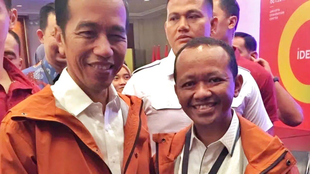 Bahlil Bermain...! Ali Wongso Ingatkan Jangan Langgar AD/ART dan IntervensI SOKSI Teropongistana.com Jakarta - Ketua Umum Dewan Pimpinan Nasional Sentral Organisasi Karyawan Swadiri Indonesia atau SOKSI Ir. Ali Wongso Sinaga mengingatkan dengan santun Pimpinan Pusat Partai Golkar agar jangan sampai melanggar AD/ART Partai Golkar sebagai konstitusi organisasi dengan dalih apapun. Termasuk dalih konsolidasi partai lalu mengintervensi SOKSI sebagai Ormas Pendiri yang turut melahirkan Golkar 61 tahun lampau. Hal itu disampaikannya menanggapi Rekomendasi Memo Dinas Ketua Bidang Hubungan Ormas DPP Partai Golkar kepada Ketua Umum DPP Partai Golkar pada 24 Maret 2025 lalu, perihal “Musyawarah Nasional DEPINAS SOKSI”. Rekomendasi tersebut diedarkan luas ke media publik meski itu masih prematur sehingga sifatnya sangat terbatas dan internal. “Saya tak tahu apa hal itu skenario sendiri atau diarahkan dari atasnya atau sampingnya, tetapi bagaimanapun perilaku yang mengarah inkonstitusional organisasi terhadap AD/ART Partai Golkar dan bentuk resistensi terhadap tegaknya hukum harus dicegah sedini mungkin agar tidak preseden terhadap Ormas Pendiri lainnya dan juga tidak jadi virus yang menyebar dan akhirnya merusak Partai Golkar kedepan,” tegas politisi senior mantan Ketua DPP Partai Golkar tiga periode itu kepada wartawan, Kamis (27/3/2025), didampingi beberapa pemimpin nasional SOKSI di antaranya, Sekjen SOKSI, Dr. Iliyas Indra, Wakil Ketua Umum SOKSI Drs Anshari Wiriasaputra dan Drs. Valentino Barus, Wakil Sekjen SOKSI Prasetyo, SE dan Anggota Dewan Pakar SOKSI, Dedi Mulyono Dipl.Ing di Jakarta. “Karena isi rekomendasi itu sudah tersebar di publik, kami memandang perlu menyampaikan klarifikasi kepada publik, selain kami sudah mengirimkan surat klarifikasi kemarin kepada Ketua Umum DPP Partai Golkar,” lanjut Ali Wongso. Untuk diketahui, isi rekomendasi yang dikeluarkan oleh DPP tersebut, Pertama, meminta Ketua Umum DPP Partai Golkar membekukan/menonaktifkan Kepengurusan Dewan Pimpinan Nasional SOKSI oleh Sdr. Ir.Ali Wongso Sinaga dan juga meminta Sdr. Bahlil Lahadalia untuk berkoordinasi dengan Menkumham RI agar menerbitkan SK Menkumham atas nama SOKSI berdasarkan Musyawarah Nasional (Munas) SOKSI Tahun 2025. Rekomendasi itu kata Ali Wongso jelas naif dan keliru sebab itu mendorong seorang Ketua Umum Partai Golkar dan kelembagaan DPP Partai untuk melanggar AD/ART Partai Golkar. Selai itu mengandung potensi menjerumuskan karena mendorong Ketua Umum Partai Golkar untuk mencoba memperalat Menkumham RI melegalkan rencana rekayasa suatu Musyawarah Nasional SOKSI Tahun 2025 yang sudah pasti illegal. Karena legal standing atas nama SOKSI dari Pemerintah, hanya ada pada kepemimpinan Ali Wongso yaitu, Kepmenkumham RI Nomor : AHU – 0000578. AH.01.08 Tanggal 26 April 2023 dengan Ketua Umum Ali Wongso Halomoan Sinaga, Sekjen Dr.Iliyas Indra, Bendum KGPH. Dr. Muhammad K Hasanuddin. Jika yang direkomendasikan adalah Munas DEPINAS SOKSI Tahun 2025, adalah legal berdasarkan AD/ART ormas bernama DEPINAS SOKSI dengan Kepmenkumham RI Nomor : AHU – 0011285. AH.01.07 Tanggal 3 Desember 2020 dibawah Ketua Umum Dewan Pimpinan Nasional DEPINAS SOKSI, saudara Ahmadi Noor Supit,” ujarnya. Kedua, timbulnya rekomendasi dari Pimpinan Partai yang terkesan naif dan keliru itu, dapat dilihat merupakan cerminan indikator tingkat kematangan dan disiplin kepemimpinan yang membutuhkan perhatian Ketua Umum Partai Golkar guna optimasi konsolidasi Partai Golkar kedepan. “Harapan kami kepada Ketua Umum Partai Golkar sebagai penanggungjawab dan pemimpin tertinggi Partai Golkar tidak terpengaruh dan terjebak dengan rekomendasi itu. Kami tetap menaruh percaya dan harapan kepada ketua umum sebagai kader senior yang tentunya amat memahami bahwa semua Ormas Pendiri Partai Golkar itu sifatnya otonom, bukan inbody di dalam dan bukan di bawah struktur Partai Golkar, sehingga tidak ada dasar hukum apapun pada AD/ART Partai Golkar yang memberi kewenangan DPP Partai Golkar untuk dapat mendikte atau mengintervensi apalagi membekukan kepemimpinan suatu Ormas Pendiri sebagaimana rekomendasi naif dan sesat itu,” kata Ali Wongso. Dalam kaitan konsolidasi Partai Golkar dengan konsolidasi Ormas Pendiri menurut Ali Wongso, Partai Golkar cukup memotivasi dan memediasi secara proporsional dalam rangka arah dan gerak perjuangan Partai Golkar, jangan mengintervensi apalagi mengambil alih (take over). “Sebab, hal itu sangat tidak etis dan melanggar AD/ART sebagai konstitusi organisasi Partai Golkar,” tegas tokoh senior SOKSI dan Golkar yang berpengalaman 45 tahun di Golkar yang menapakinya dari Golkar DKI Jakarta hingga DPP Partai Golkar itu. Begitu juga dalam kaitan eksistensi Ormas yang berbadan hukum jika AD/ART dan Kepemimpinan Ormas itu sudah disahkan oleh Pemerintah melalui Kemenkumham RI, maka berdasarkan UU Nomor 17 Tahun 2013 tentang Ormas sangat jelas tidak bisa diintervensi oleh pihak manapun diluar koridor mekanisme organisasi yang sudah diatur AD/ART Ormas itu. Mantan Anggota Badan Legislasi DPR RI itu justru berharap Partai Golkar sesuai tugas Parpol dalam UU Parpol hendaknya mampu menjadi role model, bahkan trendsetter yang proaktif mendorong dan memberi pendidikan politik bangsa tentang urgensi tegaknya konstitusi dan hukum guna mendewasakan kehidupan berdemokrasi ditengah masyarakat luas.