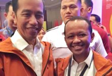 Bahlil Bermain...! Ali Wongso Ingatkan Jangan Langgar Ad/Art Dan Intervensi Soksi Teropongistana.com Jakarta - Ketua Umum Dewan Pimpinan Nasional Sentral Organisasi Karyawan Swadiri Indonesia Atau Soksi Ir. Ali Wongso Sinaga Mengingatkan Dengan Santun Pimpinan Pusat Partai Golkar Agar Jangan Sampai Melanggar Ad/Art Partai Golkar Sebagai Konstitusi Organisasi Dengan Dalih Apapun. Termasuk Dalih Konsolidasi Partai Lalu Mengintervensi Soksi Sebagai Ormas Pendiri Yang Turut Melahirkan Golkar 61 Tahun Lampau. Hal Itu Disampaikannya Menanggapi Rekomendasi Memo Dinas Ketua Bidang Hubungan Ormas Dpp Partai Golkar Kepada Ketua Umum Dpp Partai Golkar Pada 24 Maret 2025 Lalu,  Perihal “Musyawarah Nasional Depinas Soksi”. Rekomendasi  Tersebut Diedarkan Luas Ke Media Publik Meski Itu Masih Prematur Sehingga Sifatnya Sangat Terbatas Dan Internal. “Saya Tak Tahu Apa Hal Itu Skenario Sendiri Atau Diarahkan Dari Atasnya Atau Sampingnya, Tetapi Bagaimanapun Perilaku Yang Mengarah Inkonstitusional Organisasi Terhadap Ad/Art Partai Golkar Dan Bentuk Resistensi Terhadap Tegaknya Hukum Harus Dicegah Sedini Mungkin Agar Tidak Preseden Terhadap Ormas Pendiri Lainnya Dan Juga Tidak Jadi Virus Yang Menyebar Dan Akhirnya Merusak Partai Golkar Kedepan,” Tegas Politisi Senior Mantan Ketua Dpp Partai Golkar Tiga Periode Itu Kepada Wartawan, Kamis (27/3/2025), Didampingi Beberapa Pemimpin Nasional Soksi Di Antaranya, Sekjen Soksi, Dr. Iliyas Indra, Wakil Ketua Umum Soksi Drs Anshari Wiriasaputra Dan Drs. Valentino Barus, Wakil Sekjen Soksi Prasetyo, Se Dan Anggota Dewan Pakar Soksi, Dedi Mulyono Dipl.ing Di Jakarta. “Karena Isi Rekomendasi Itu Sudah Tersebar Di Publik, Kami Memandang Perlu Menyampaikan Klarifikasi Kepada Publik, Selain Kami Sudah Mengirimkan Surat Klarifikasi Kemarin Kepada Ketua Umum Dpp Partai Golkar,” Lanjut Ali Wongso. Untuk Diketahui, Isi Rekomendasi Yang Dikeluarkan Oleh Dpp Tersebut, Pertama, Meminta Ketua Umum Dpp Partai Golkar Membekukan/Menonaktifkan Kepengurusan Dewan Pimpinan Nasional Soksi Oleh Sdr. Ir.ali Wongso Sinaga Dan Juga Meminta Sdr. Bahlil Lahadalia Untuk Berkoordinasi Dengan Menkumham Ri Agar Menerbitkan Sk Menkumham Atas Nama Soksi Berdasarkan Musyawarah Nasional (Munas) Soksi Tahun 2025. Rekomendasi Itu Kata Ali Wongso Jelas Naif Dan Keliru Sebab Itu Mendorong Seorang Ketua Umum Partai Golkar Dan Kelembagaan Dpp Partai Untuk Melanggar Ad/Art Partai Golkar. Selai Itu Mengandung Potensi Menjerumuskan Karena Mendorong Ketua Umum Partai Golkar Untuk Mencoba Memperalat Menkumham Ri Melegalkan Rencana Rekayasa Suatu Musyawarah Nasional Soksi Tahun 2025 Yang Sudah Pasti Illegal.  Karena Legal Standing Atas Nama Soksi Dari Pemerintah, Hanya Ada Pada Kepemimpinan Ali Wongso Yaitu, Kepmenkumham Ri Nomor : Ahu – 0000578. Ah.01.08 Tanggal 26 April 2023 Dengan Ketua Umum Ali Wongso Halomoan Sinaga, Sekjen Dr.iliyas Indra, Bendum Kgph. Dr. Muhammad K Hasanuddin. Jika Yang Direkomendasikan Adalah Munas Depinas Soksi Tahun 2025, Adalah Legal Berdasarkan Ad/Art Ormas Bernama Depinas Soksi Dengan Kepmenkumham Ri Nomor : Ahu – 0011285. Ah.01.07 Tanggal 3 Desember 2020 Dibawah Ketua Umum Dewan Pimpinan Nasional Depinas Soksi, Saudara Ahmadi Noor Supit,” Ujarnya. Kedua, Timbulnya Rekomendasi Dari Pimpinan Partai Yang Terkesan Naif Dan Keliru Itu, Dapat Dilihat Merupakan Cerminan Indikator Tingkat Kematangan Dan Disiplin Kepemimpinan Yang Membutuhkan Perhatian Ketua Umum Partai Golkar Guna Optimasi Konsolidasi Partai Golkar Kedepan. “Harapan Kami Kepada Ketua Umum Partai Golkar Sebagai Penanggungjawab Dan Pemimpin Tertinggi Partai Golkar Tidak Terpengaruh Dan Terjebak Dengan Rekomendasi Itu.   Kami Tetap Menaruh Percaya Dan Harapan Kepada Ketua Umum Sebagai Kader Senior Yang Tentunya Amat Memahami Bahwa Semua Ormas Pendiri Partai Golkar Itu Sifatnya Otonom, Bukan Inbody Di Dalam Dan Bukan Di Bawah Struktur Partai Golkar, Sehingga Tidak Ada Dasar Hukum Apapun Pada Ad/Art Partai Golkar Yang Memberi Kewenangan Dpp Partai Golkar Untuk Dapat Mendikte Atau Mengintervensi Apalagi Membekukan Kepemimpinan Suatu Ormas Pendiri Sebagaimana Rekomendasi Naif Dan Sesat Itu,” Kata Ali Wongso. Dalam Kaitan Konsolidasi Partai Golkar Dengan Konsolidasi Ormas Pendiri Menurut Ali Wongso, Partai Golkar Cukup Memotivasi Dan Memediasi Secara Proporsional Dalam Rangka Arah Dan Gerak Perjuangan Partai Golkar,  Jangan Mengintervensi Apalagi Mengambil Alih (Take Over). “Sebab, Hal Itu Sangat Tidak Etis Dan Melanggar Ad/Art Sebagai Konstitusi Organisasi Partai Golkar,” Tegas Tokoh Senior Soksi Dan Golkar Yang Berpengalaman 45 Tahun Di Golkar Yang Menapakinya Dari Golkar Dki Jakarta Hingga Dpp Partai Golkar Itu.   Begitu Juga Dalam Kaitan Eksistensi Ormas Yang Berbadan Hukum Jika  Ad/Art Dan Kepemimpinan Ormas Itu Sudah Disahkan Oleh Pemerintah Melalui Kemenkumham Ri, Maka Berdasarkan Uu Nomor 17 Tahun 2013 Tentang Ormas Sangat Jelas Tidak Bisa Diintervensi Oleh Pihak Manapun Diluar Koridor Mekanisme Organisasi Yang Sudah Diatur Ad/Art Ormas Itu.   Mantan Anggota Badan Legislasi Dpr Ri Itu Justru Berharap Partai Golkar Sesuai Tugas Parpol Dalam Uu Parpol Hendaknya Mampu Menjadi Role Model, Bahkan Trendsetter Yang Proaktif Mendorong Dan Memberi Pendidikan Politik Bangsa Tentang Urgensi Tegaknya Konstitusi Dan Hukum Guna Mendewasakan Kehidupan Berdemokrasi Ditengah Masyarakat Luas.