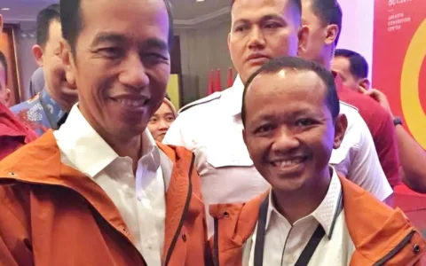 Bahlil Bermain...! Ali Wongso Ingatkan Jangan Langgar AD/ART dan IntervensI SOKSI Teropongistana.com Jakarta - Ketua Umum Dewan Pimpinan Nasional Sentral Organisasi Karyawan Swadiri Indonesia atau SOKSI Ir. Ali Wongso Sinaga mengingatkan dengan santun Pimpinan Pusat Partai Golkar agar jangan sampai melanggar AD/ART Partai Golkar sebagai konstitusi organisasi dengan dalih apapun. Termasuk dalih konsolidasi partai lalu mengintervensi SOKSI sebagai Ormas Pendiri yang turut melahirkan Golkar 61 tahun lampau. Hal itu disampaikannya menanggapi Rekomendasi Memo Dinas Ketua Bidang Hubungan Ormas DPP Partai Golkar kepada Ketua Umum DPP Partai Golkar pada 24 Maret 2025 lalu, perihal “Musyawarah Nasional DEPINAS SOKSI”. Rekomendasi tersebut diedarkan luas ke media publik meski itu masih prematur sehingga sifatnya sangat terbatas dan internal. “Saya tak tahu apa hal itu skenario sendiri atau diarahkan dari atasnya atau sampingnya, tetapi bagaimanapun perilaku yang mengarah inkonstitusional organisasi terhadap AD/ART Partai Golkar dan bentuk resistensi terhadap tegaknya hukum harus dicegah sedini mungkin agar tidak preseden terhadap Ormas Pendiri lainnya dan juga tidak jadi virus yang menyebar dan akhirnya merusak Partai Golkar kedepan,” tegas politisi senior mantan Ketua DPP Partai Golkar tiga periode itu kepada wartawan, Kamis (27/3/2025), didampingi beberapa pemimpin nasional SOKSI di antaranya, Sekjen SOKSI, Dr. Iliyas Indra, Wakil Ketua Umum SOKSI Drs Anshari Wiriasaputra dan Drs. Valentino Barus, Wakil Sekjen SOKSI Prasetyo, SE dan Anggota Dewan Pakar SOKSI, Dedi Mulyono Dipl.Ing di Jakarta. “Karena isi rekomendasi itu sudah tersebar di publik, kami memandang perlu menyampaikan klarifikasi kepada publik, selain kami sudah mengirimkan surat klarifikasi kemarin kepada Ketua Umum DPP Partai Golkar,” lanjut Ali Wongso. Untuk diketahui, isi rekomendasi yang dikeluarkan oleh DPP tersebut, Pertama, meminta Ketua Umum DPP Partai Golkar membekukan/menonaktifkan Kepengurusan Dewan Pimpinan Nasional SOKSI oleh Sdr. Ir.Ali Wongso Sinaga dan juga meminta Sdr. Bahlil Lahadalia untuk berkoordinasi dengan Menkumham RI agar menerbitkan SK Menkumham atas nama SOKSI berdasarkan Musyawarah Nasional (Munas) SOKSI Tahun 2025. Rekomendasi itu kata Ali Wongso jelas naif dan keliru sebab itu mendorong seorang Ketua Umum Partai Golkar dan kelembagaan DPP Partai untuk melanggar AD/ART Partai Golkar. Selai itu mengandung potensi menjerumuskan karena mendorong Ketua Umum Partai Golkar untuk mencoba memperalat Menkumham RI melegalkan rencana rekayasa suatu Musyawarah Nasional SOKSI Tahun 2025 yang sudah pasti illegal. Karena legal standing atas nama SOKSI dari Pemerintah, hanya ada pada kepemimpinan Ali Wongso yaitu, Kepmenkumham RI Nomor : AHU – 0000578. AH.01.08 Tanggal 26 April 2023 dengan Ketua Umum Ali Wongso Halomoan Sinaga, Sekjen Dr.Iliyas Indra, Bendum KGPH. Dr. Muhammad K Hasanuddin. Jika yang direkomendasikan adalah Munas DEPINAS SOKSI Tahun 2025, adalah legal berdasarkan AD/ART ormas bernama DEPINAS SOKSI dengan Kepmenkumham RI Nomor : AHU – 0011285. AH.01.07 Tanggal 3 Desember 2020 dibawah Ketua Umum Dewan Pimpinan Nasional DEPINAS SOKSI, saudara Ahmadi Noor Supit,” ujarnya. Kedua, timbulnya rekomendasi dari Pimpinan Partai yang terkesan naif dan keliru itu, dapat dilihat merupakan cerminan indikator tingkat kematangan dan disiplin kepemimpinan yang membutuhkan perhatian Ketua Umum Partai Golkar guna optimasi konsolidasi Partai Golkar kedepan. “Harapan kami kepada Ketua Umum Partai Golkar sebagai penanggungjawab dan pemimpin tertinggi Partai Golkar tidak terpengaruh dan terjebak dengan rekomendasi itu. Kami tetap menaruh percaya dan harapan kepada ketua umum sebagai kader senior yang tentunya amat memahami bahwa semua Ormas Pendiri Partai Golkar itu sifatnya otonom, bukan inbody di dalam dan bukan di bawah struktur Partai Golkar, sehingga tidak ada dasar hukum apapun pada AD/ART Partai Golkar yang memberi kewenangan DPP Partai Golkar untuk dapat mendikte atau mengintervensi apalagi membekukan kepemimpinan suatu Ormas Pendiri sebagaimana rekomendasi naif dan sesat itu,” kata Ali Wongso. Dalam kaitan konsolidasi Partai Golkar dengan konsolidasi Ormas Pendiri menurut Ali Wongso, Partai Golkar cukup memotivasi dan memediasi secara proporsional dalam rangka arah dan gerak perjuangan Partai Golkar, jangan mengintervensi apalagi mengambil alih (take over). “Sebab, hal itu sangat tidak etis dan melanggar AD/ART sebagai konstitusi organisasi Partai Golkar,” tegas tokoh senior SOKSI dan Golkar yang berpengalaman 45 tahun di Golkar yang menapakinya dari Golkar DKI Jakarta hingga DPP Partai Golkar itu. Begitu juga dalam kaitan eksistensi Ormas yang berbadan hukum jika AD/ART dan Kepemimpinan Ormas itu sudah disahkan oleh Pemerintah melalui Kemenkumham RI, maka berdasarkan UU Nomor 17 Tahun 2013 tentang Ormas sangat jelas tidak bisa diintervensi oleh pihak manapun diluar koridor mekanisme organisasi yang sudah diatur AD/ART Ormas itu. Mantan Anggota Badan Legislasi DPR RI itu justru berharap Partai Golkar sesuai tugas Parpol dalam UU Parpol hendaknya mampu menjadi role model, bahkan trendsetter yang proaktif mendorong dan memberi pendidikan politik bangsa tentang urgensi tegaknya konstitusi dan hukum guna mendewasakan kehidupan berdemokrasi ditengah masyarakat luas.