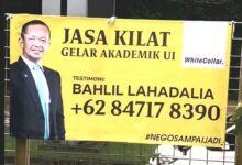 Disertasi Bahlil Bodong, Ui Dalam Tekanan Belum Membuat Keputusan Resmi Teropongistana.com Jakarta - Direktur Humas, Media, Pemerintah, Dan Internasional Universitas Indonesia ( Ui ) Arie Afriansyah Menegaskan Bahwa Pihak Kampus Belum Membuat Keputusan Resmi Terkait Adanya Kabar Pembatalan Disertasi Bahlil Lahadalia. &Quot;Saat Ini Saya Hanya Bisa Konfirmasi Bahwa Ui Belum Membuat Keputusan Resmi Atas Pak Bahlil,&Quot; Kata Arie Afriansyah Ketika Dikonfirmasi Antara Mengenai Sikap Ui Terkait Disertasi Bahlil Lahadalia Di Depok, Jumat (28/2/2025). Arie Belum Bisa Menjelaskan Secara Rinci Terkait Sikap Ui Atas Kabar Pembatalan Tugas Akhir Atau Disertasi Bahlil Lahadalia. Dewan Guru Besar Universitas Indonesia (Dgb Ui) Telah Melakukan Sidang Etik Kelanjutan Dari Pembekuan Gelar Doktor Menteri Esdm Bahlil Lahadalia. Bahlil Diharuskan Untuk Mengulang Disertasinya Disertasi Bahlil Untuk Studi Doktoral Tersebut Bertajuk Kebijakan, Kelembagaan, Dan Tata Kelola Hilirisasi Nikel Yang Berkeadilan Dan Berkelanjutan Di Indonesia. Disertasi Bahlil Tersebut Menyoroti Tentang Pentingnya Reformulasi Kebijakan Hilirisasi Nikel Di Indonesia Untuk Menciptakan Keadilan Dan Keberlanjutan Bagi Masyarakat, Pengusaha, Dan Pemerintah Daerah. Bahlil Tercatat Sebagai Mahasiswa Doktor Pada Sekolah Kajian Stratejik Dan Global (Sksg) Ui Mulai Pada Tahun Akademik 2022/2023 Term 2 Hingga 2024/2025 Term 1. Sksg Adalah Program Pascasarjana Khusus Yang Bersifat Multi/Lintas Disiplin Ilmu Dengan Jenjang Pendidikan Magister Dan Doktoral. Sebelumnya, Dalam Dokumen Risalah Rapat Pleno Dgb Ui Tertanggal 10 Januari 2025, Tertulis Bahwa Dgb Ui Telah Melalukan Investigasi Mendalam Dengan Penuh Kehati-Hatian. Dgb Ui Juga Mewawancarai Berbagai Pihak, Termasuk Pelapor, Terlapor, Saksi, Serta Pejabat Akademik Terkait. Hasilnya Ditemukan Empat Pelanggaran Oleh Bahlil. Pertama, Ketidakjujuran Dalam Pengambilan Data. Disebutkan Data Penelitian Disertasi Diperoleh Tanpa Izin Narasumber Dan Tidak Transparan Dalam Penggunaannya. Kedua, Pelanggaran Standar Akademik, Bahlil Diterima Dan Lulus Dalam Waktu Singkat Tanpa Memenuhi Syarat Akademik Yang Ditetapkan. Ketiga, Perlakuan Khusus Dalam Proses Akademik. Disebut Bahlil Mendapat Keistimewaan Mulai Dari Pembimbingan Hingga Kelulusan, Termasuk Perubahan Penguji Secara Mendadak. Dan Terakhir, Ada Konflik Kepentingan. Dijelaskan Promotor Dan Kopromotor Memiliki Keterkaitan Profesional Dengan Kebijakan Yang Diatur Bahlil Saat Menjabat Sebagai Pejabat Negara. Di Poin Implikasi Dan Langkah Lanjutan, Surat Itu Menuliskan Bahwa Kasus Gelar Doktor Bahlil Telah Mencoreng Reputasi Kampus. Diharapkan Rektor Ui Menindaklanjuti Rekomendasi Sanksi. Atas Temuan Ini, Dgb Ui Memberikan Sanksi Pembatalan Disertasi Dan Wajib Menulis Ulang Dengan Topik Baru Sesuai Standar Akademik Ui. Turut Juga Ada Teguran Keras, Larangan Mengajar Hingga Penundaan Kenaikan Pangkat Bagi Promotor, Kopromotor Dan Pimpinan Program Studi.