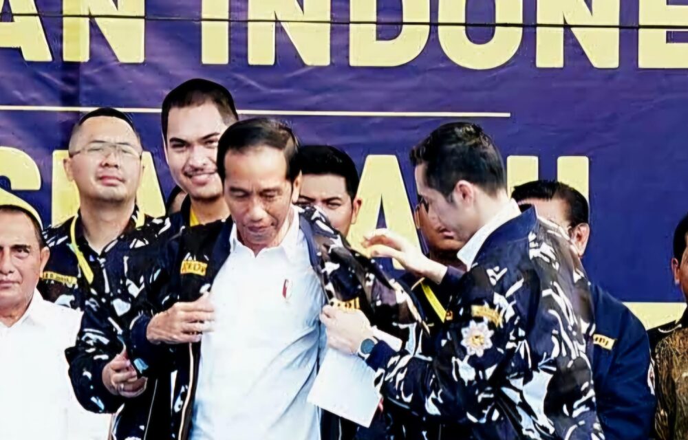 Teropongistana.com Jakarta - Upaya Rekonsiliasi Di Tubuh Dpp Angkatan Muda Pembaharuan Indonesia (Ampi) Menemui Jalan Buntu. Penyelesaian Konflik Di Dpp Ampi Kini Diserahkan Sepenuhnya Kepada Dpp Partai Golkar Sebagai Pembina Organisasi.   Rapat Pleno Yang Dijadwalkan Sebagai Bagian Dari Penyelesaian Konflik Internal Gagal Dilaksanakan Setelah Salah Satu Pihak Melanggar Kesepakatan Dalam Proses Mediasi.   Kesepakatan Tersebut Sebelumnya Telah Ditandatangani Oleh Jerry Sambuaga Dan Omar Pada 25 Maret 2025 Di Hotel Sultan, Dalam Pertemuan Yang Diinisiasi Oleh Dpp Partai Golkar Sebagai Pembina Organisasi Untuk Meredam Ketegangan Di Internal Ampi. “Kesepakatan Yang Difasilitasi Oleh Dpp Golkar Sebagai Langkah Rekonsiliasi Telah Dilanggar,&Quot; Ujar Rizki Maulana, Yang Kembali Ditunjuk Sebagai Sekjen Plt Dpp Ampi Berdasarkan Hasil Mediasi Tersebut, Jumat (27/3/2025). Rizki Menegaskan, Jerry Melanggar Kesepakatan Dengan Mengeluarkan Undangan Rapat Pleno Tanpa Tanda Tangannya Sebagai Sekjen Plt. “Ini Menunjukkan Ada Manuver Melawan Keputusan Bersama Yang Telah Dia Tanda Tangani Sendiri,&Quot; Tegas Rizki.   Rizki Juga Menyebut Ada Upaya Mengubah Struktur Kepengurusan Ampi Dengan Memasukkan Nama-Nama Baru Serta Memecat Sejumlah Pengurus Yang Dianggap Tidak Sejalan. “Dalam Pleno, Jerry Ingin Membuka Ruang Untuk Mengubah Sk Awal Dengan Mengganti Komposisi Kepengurusan Dan Menyingkirkan Pihak-Pihak Yang Dianggap Berseberangan. Ini Jelas Melanggar Kesepakatan Yang Sudah Disepakati Bersama,&Quot; Tambahnya. Rizki Menyesalkan Adanya Upaya-Upaya Yang Tidak Menghormati Upaya Para Senior Di Dpp Partai Golkar Dalam Menengahi Konflik Ini.   “Manuver Ini Sangat Disayangkan Karena Menunjukkan Ketidakpatuhan Terhadap Kesepakatan Yang Telah Disepakati Bersama. Ini Juga Berarti Mengabaikan Peran Dpp Partai Golkar Yang Berupaya Menyelesaikan Konflik Ini Secara Adil,&Quot; Ujarnya.   Sebagai Langkah Selanjutnya, Rizki Menegaskan Bahwa Penyelesaian Konflik Di Dpp Ampi Kini Diserahkan Sepenuhnya Kepada Dpp Partai Golkar Sebagai Pembina Organisasi.   “Saya Akan Meminta Arahan Dari Dpp Partai Golkar Terkait Langkah-Langkah Ke Depan. Semua Ini Demi Menjaga Soliditas Ampi Yang Kita Cintai,&Quot; Tutupnya.