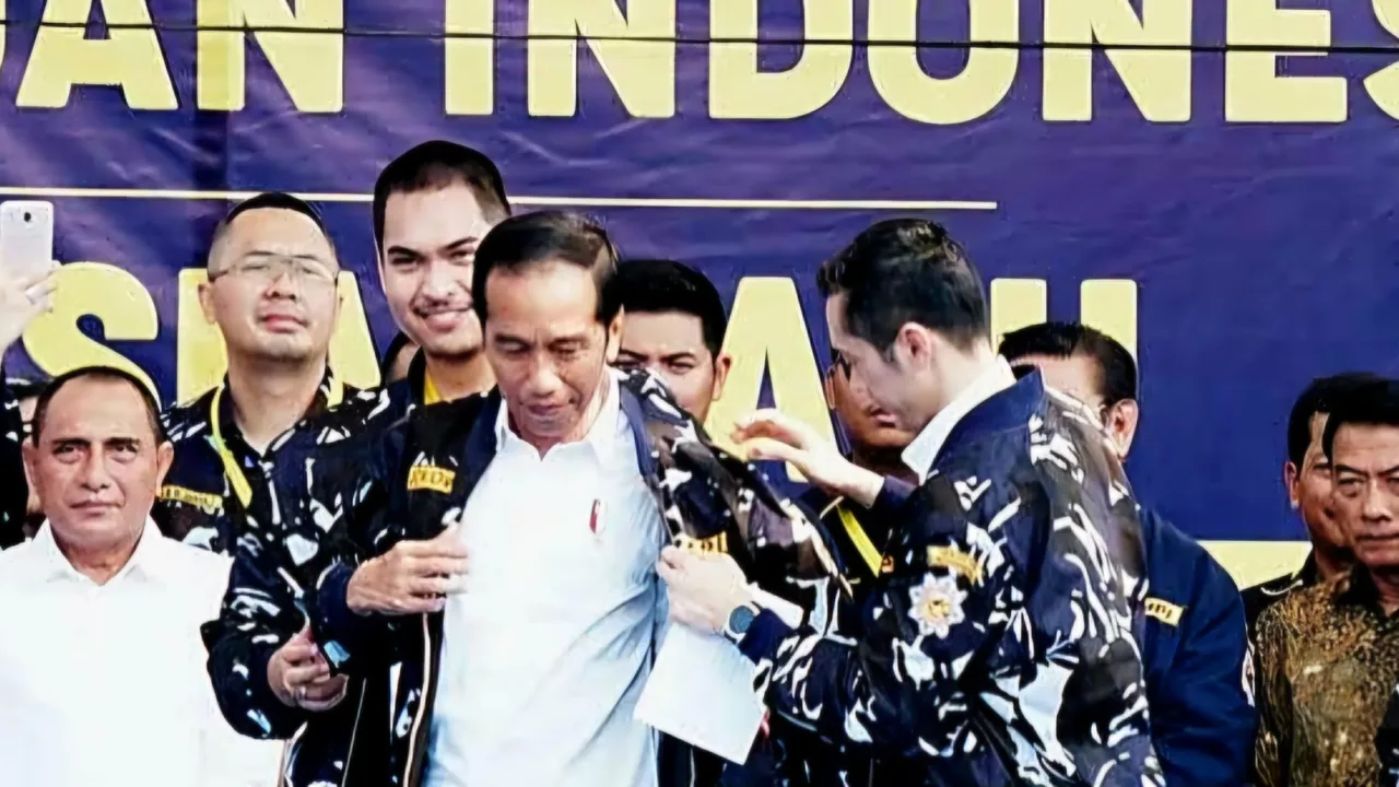 Teropongistana.com Jakarta - Upaya rekonsiliasi di tubuh DPP Angkatan Muda Pembaharuan Indonesia (AMPI) menemui jalan buntu. Penyelesaian konflik di DPP AMPI kini diserahkan sepenuhnya kepada DPP Partai Golkar sebagai pembina organisasi.   Rapat pleno yang dijadwalkan sebagai bagian dari penyelesaian konflik internal gagal dilaksanakan setelah salah satu pihak melanggar kesepakatan dalam proses mediasi.   Kesepakatan tersebut sebelumnya telah ditandatangani oleh Jerry Sambuaga dan Omar pada 25 Maret 2025 di Hotel Sultan, dalam pertemuan yang diinisiasi oleh DPP Partai Golkar sebagai pembina organisasi untuk meredam ketegangan di internal AMPI. “Kesepakatan yang difasilitasi oleh DPP Golkar sebagai langkah rekonsiliasi telah dilanggar," ujar Rizki Maulana, yang kembali ditunjuk sebagai Sekjen Plt DPP AMPI berdasarkan hasil mediasi tersebut, Jumat (27/3/2025). Rizki menegaskan, Jerry melanggar kesepakatan dengan mengeluarkan undangan rapat pleno tanpa tanda tangannya sebagai Sekjen Plt. “Ini menunjukkan ada manuver melawan keputusan bersama yang telah dia tanda tangani sendiri," tegas Rizki.   Rizki juga menyebut ada upaya mengubah struktur kepengurusan AMPI dengan memasukkan nama-nama baru serta memecat sejumlah pengurus yang dianggap tidak sejalan. “Dalam pleno, Jerry ingin membuka ruang untuk mengubah SK awal dengan mengganti komposisi kepengurusan dan menyingkirkan pihak-pihak yang dianggap berseberangan. Ini jelas melanggar kesepakatan yang sudah disepakati bersama," tambahnya. Rizki menyesalkan adanya upaya-upaya yang tidak menghormati upaya para senior di DPP Partai Golkar dalam menengahi konflik ini.   “Manuver ini sangat disayangkan karena menunjukkan ketidakpatuhan terhadap kesepakatan yang telah disepakati bersama. Ini juga berarti mengabaikan peran DPP Partai Golkar yang berupaya menyelesaikan konflik ini secara adil," ujarnya.   Sebagai langkah selanjutnya, Rizki menegaskan bahwa penyelesaian konflik di DPP AMPI kini diserahkan sepenuhnya kepada DPP Partai Golkar sebagai pembina organisasi.   “Saya akan meminta arahan dari DPP Partai Golkar terkait langkah-langkah ke depan. Semua ini demi menjaga soliditas AMPI yang kita cintai," tutupnya.