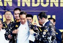 Teropongistana.com Jakarta - Upaya Rekonsiliasi Di Tubuh Dpp Angkatan Muda Pembaharuan Indonesia (Ampi) Menemui Jalan Buntu. Penyelesaian Konflik Di Dpp Ampi Kini Diserahkan Sepenuhnya Kepada Dpp Partai Golkar Sebagai Pembina Organisasi.   Rapat Pleno Yang Dijadwalkan Sebagai Bagian Dari Penyelesaian Konflik Internal Gagal Dilaksanakan Setelah Salah Satu Pihak Melanggar Kesepakatan Dalam Proses Mediasi.   Kesepakatan Tersebut Sebelumnya Telah Ditandatangani Oleh Jerry Sambuaga Dan Omar Pada 25 Maret 2025 Di Hotel Sultan, Dalam Pertemuan Yang Diinisiasi Oleh Dpp Partai Golkar Sebagai Pembina Organisasi Untuk Meredam Ketegangan Di Internal Ampi. “Kesepakatan Yang Difasilitasi Oleh Dpp Golkar Sebagai Langkah Rekonsiliasi Telah Dilanggar,&Quot; Ujar Rizki Maulana, Yang Kembali Ditunjuk Sebagai Sekjen Plt Dpp Ampi Berdasarkan Hasil Mediasi Tersebut, Jumat (27/3/2025). Rizki Menegaskan, Jerry Melanggar Kesepakatan Dengan Mengeluarkan Undangan Rapat Pleno Tanpa Tanda Tangannya Sebagai Sekjen Plt. “Ini Menunjukkan Ada Manuver Melawan Keputusan Bersama Yang Telah Dia Tanda Tangani Sendiri,&Quot; Tegas Rizki.   Rizki Juga Menyebut Ada Upaya Mengubah Struktur Kepengurusan Ampi Dengan Memasukkan Nama-Nama Baru Serta Memecat Sejumlah Pengurus Yang Dianggap Tidak Sejalan. “Dalam Pleno, Jerry Ingin Membuka Ruang Untuk Mengubah Sk Awal Dengan Mengganti Komposisi Kepengurusan Dan Menyingkirkan Pihak-Pihak Yang Dianggap Berseberangan. Ini Jelas Melanggar Kesepakatan Yang Sudah Disepakati Bersama,&Quot; Tambahnya. Rizki Menyesalkan Adanya Upaya-Upaya Yang Tidak Menghormati Upaya Para Senior Di Dpp Partai Golkar Dalam Menengahi Konflik Ini.   “Manuver Ini Sangat Disayangkan Karena Menunjukkan Ketidakpatuhan Terhadap Kesepakatan Yang Telah Disepakati Bersama. Ini Juga Berarti Mengabaikan Peran Dpp Partai Golkar Yang Berupaya Menyelesaikan Konflik Ini Secara Adil,&Quot; Ujarnya.   Sebagai Langkah Selanjutnya, Rizki Menegaskan Bahwa Penyelesaian Konflik Di Dpp Ampi Kini Diserahkan Sepenuhnya Kepada Dpp Partai Golkar Sebagai Pembina Organisasi.   “Saya Akan Meminta Arahan Dari Dpp Partai Golkar Terkait Langkah-Langkah Ke Depan. Semua Ini Demi Menjaga Soliditas Ampi Yang Kita Cintai,&Quot; Tutupnya.