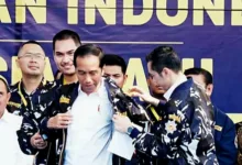 Teropongistana.com Jakarta - Upaya rekonsiliasi di tubuh DPP Angkatan Muda Pembaharuan Indonesia (AMPI) menemui jalan buntu. Penyelesaian konflik di DPP AMPI kini diserahkan sepenuhnya kepada DPP Partai Golkar sebagai pembina organisasi.   Rapat pleno yang dijadwalkan sebagai bagian dari penyelesaian konflik internal gagal dilaksanakan setelah salah satu pihak melanggar kesepakatan dalam proses mediasi.   Kesepakatan tersebut sebelumnya telah ditandatangani oleh Jerry Sambuaga dan Omar pada 25 Maret 2025 di Hotel Sultan, dalam pertemuan yang diinisiasi oleh DPP Partai Golkar sebagai pembina organisasi untuk meredam ketegangan di internal AMPI. “Kesepakatan yang difasilitasi oleh DPP Golkar sebagai langkah rekonsiliasi telah dilanggar," ujar Rizki Maulana, yang kembali ditunjuk sebagai Sekjen Plt DPP AMPI berdasarkan hasil mediasi tersebut, Jumat (27/3/2025). Rizki menegaskan, Jerry melanggar kesepakatan dengan mengeluarkan undangan rapat pleno tanpa tanda tangannya sebagai Sekjen Plt. “Ini menunjukkan ada manuver melawan keputusan bersama yang telah dia tanda tangani sendiri," tegas Rizki.   Rizki juga menyebut ada upaya mengubah struktur kepengurusan AMPI dengan memasukkan nama-nama baru serta memecat sejumlah pengurus yang dianggap tidak sejalan. “Dalam pleno, Jerry ingin membuka ruang untuk mengubah SK awal dengan mengganti komposisi kepengurusan dan menyingkirkan pihak-pihak yang dianggap berseberangan. Ini jelas melanggar kesepakatan yang sudah disepakati bersama," tambahnya. Rizki menyesalkan adanya upaya-upaya yang tidak menghormati upaya para senior di DPP Partai Golkar dalam menengahi konflik ini.   “Manuver ini sangat disayangkan karena menunjukkan ketidakpatuhan terhadap kesepakatan yang telah disepakati bersama. Ini juga berarti mengabaikan peran DPP Partai Golkar yang berupaya menyelesaikan konflik ini secara adil," ujarnya.   Sebagai langkah selanjutnya, Rizki menegaskan bahwa penyelesaian konflik di DPP AMPI kini diserahkan sepenuhnya kepada DPP Partai Golkar sebagai pembina organisasi.   “Saya akan meminta arahan dari DPP Partai Golkar terkait langkah-langkah ke depan. Semua ini demi menjaga soliditas AMPI yang kita cintai," tutupnya.