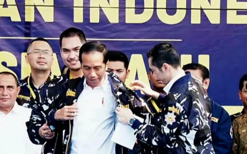 Teropongistana.com Jakarta - Upaya rekonsiliasi di tubuh DPP Angkatan Muda Pembaharuan Indonesia (AMPI) menemui jalan buntu. Penyelesaian konflik di DPP AMPI kini diserahkan sepenuhnya kepada DPP Partai Golkar sebagai pembina organisasi.   Rapat pleno yang dijadwalkan sebagai bagian dari penyelesaian konflik internal gagal dilaksanakan setelah salah satu pihak melanggar kesepakatan dalam proses mediasi.   Kesepakatan tersebut sebelumnya telah ditandatangani oleh Jerry Sambuaga dan Omar pada 25 Maret 2025 di Hotel Sultan, dalam pertemuan yang diinisiasi oleh DPP Partai Golkar sebagai pembina organisasi untuk meredam ketegangan di internal AMPI. “Kesepakatan yang difasilitasi oleh DPP Golkar sebagai langkah rekonsiliasi telah dilanggar," ujar Rizki Maulana, yang kembali ditunjuk sebagai Sekjen Plt DPP AMPI berdasarkan hasil mediasi tersebut, Jumat (27/3/2025). Rizki menegaskan, Jerry melanggar kesepakatan dengan mengeluarkan undangan rapat pleno tanpa tanda tangannya sebagai Sekjen Plt. “Ini menunjukkan ada manuver melawan keputusan bersama yang telah dia tanda tangani sendiri," tegas Rizki.   Rizki juga menyebut ada upaya mengubah struktur kepengurusan AMPI dengan memasukkan nama-nama baru serta memecat sejumlah pengurus yang dianggap tidak sejalan. “Dalam pleno, Jerry ingin membuka ruang untuk mengubah SK awal dengan mengganti komposisi kepengurusan dan menyingkirkan pihak-pihak yang dianggap berseberangan. Ini jelas melanggar kesepakatan yang sudah disepakati bersama," tambahnya. Rizki menyesalkan adanya upaya-upaya yang tidak menghormati upaya para senior di DPP Partai Golkar dalam menengahi konflik ini.   “Manuver ini sangat disayangkan karena menunjukkan ketidakpatuhan terhadap kesepakatan yang telah disepakati bersama. Ini juga berarti mengabaikan peran DPP Partai Golkar yang berupaya menyelesaikan konflik ini secara adil," ujarnya.   Sebagai langkah selanjutnya, Rizki menegaskan bahwa penyelesaian konflik di DPP AMPI kini diserahkan sepenuhnya kepada DPP Partai Golkar sebagai pembina organisasi.   “Saya akan meminta arahan dari DPP Partai Golkar terkait langkah-langkah ke depan. Semua ini demi menjaga soliditas AMPI yang kita cintai," tutupnya.